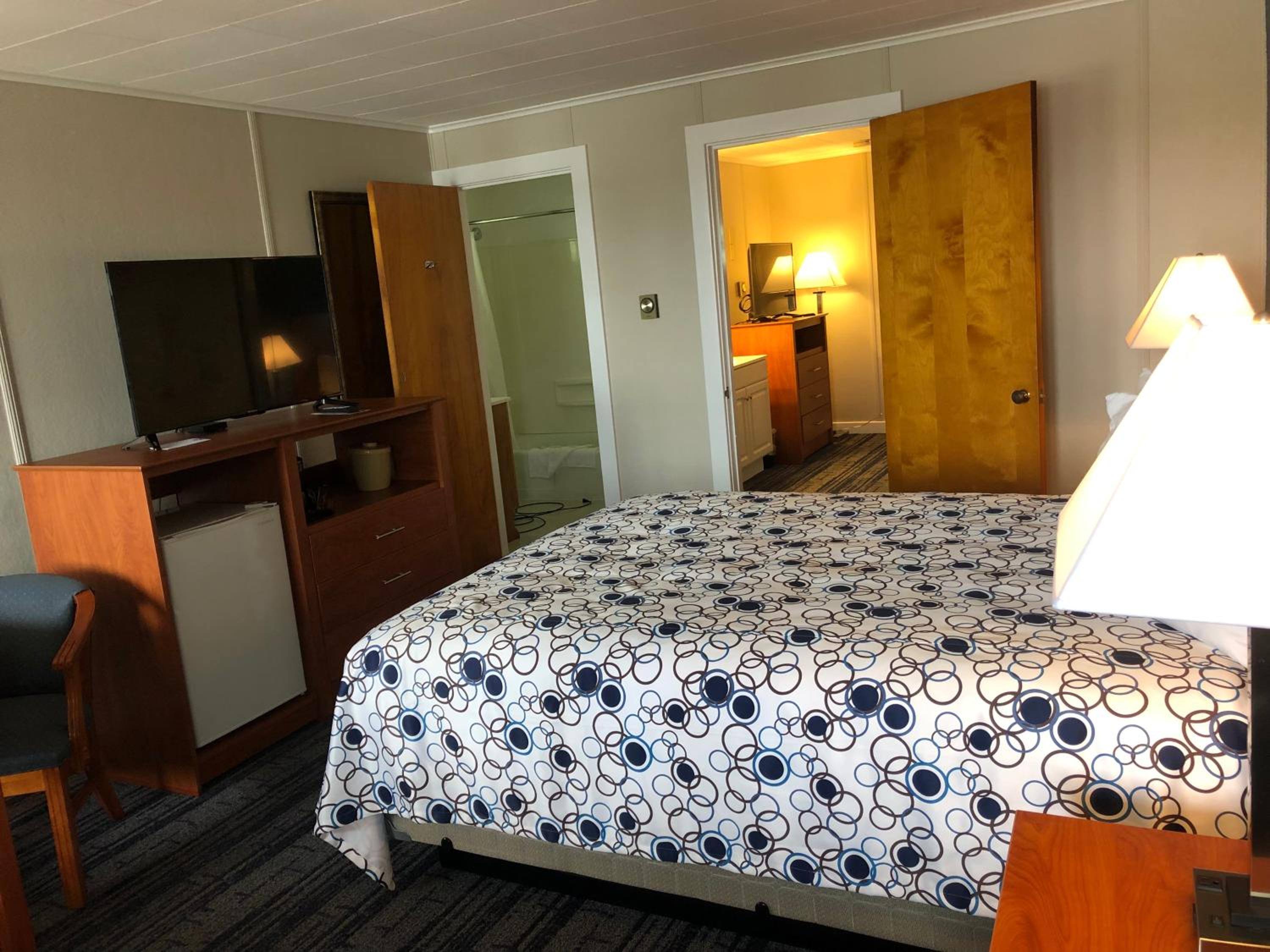 Two-Bedroom Suite - Photo 4