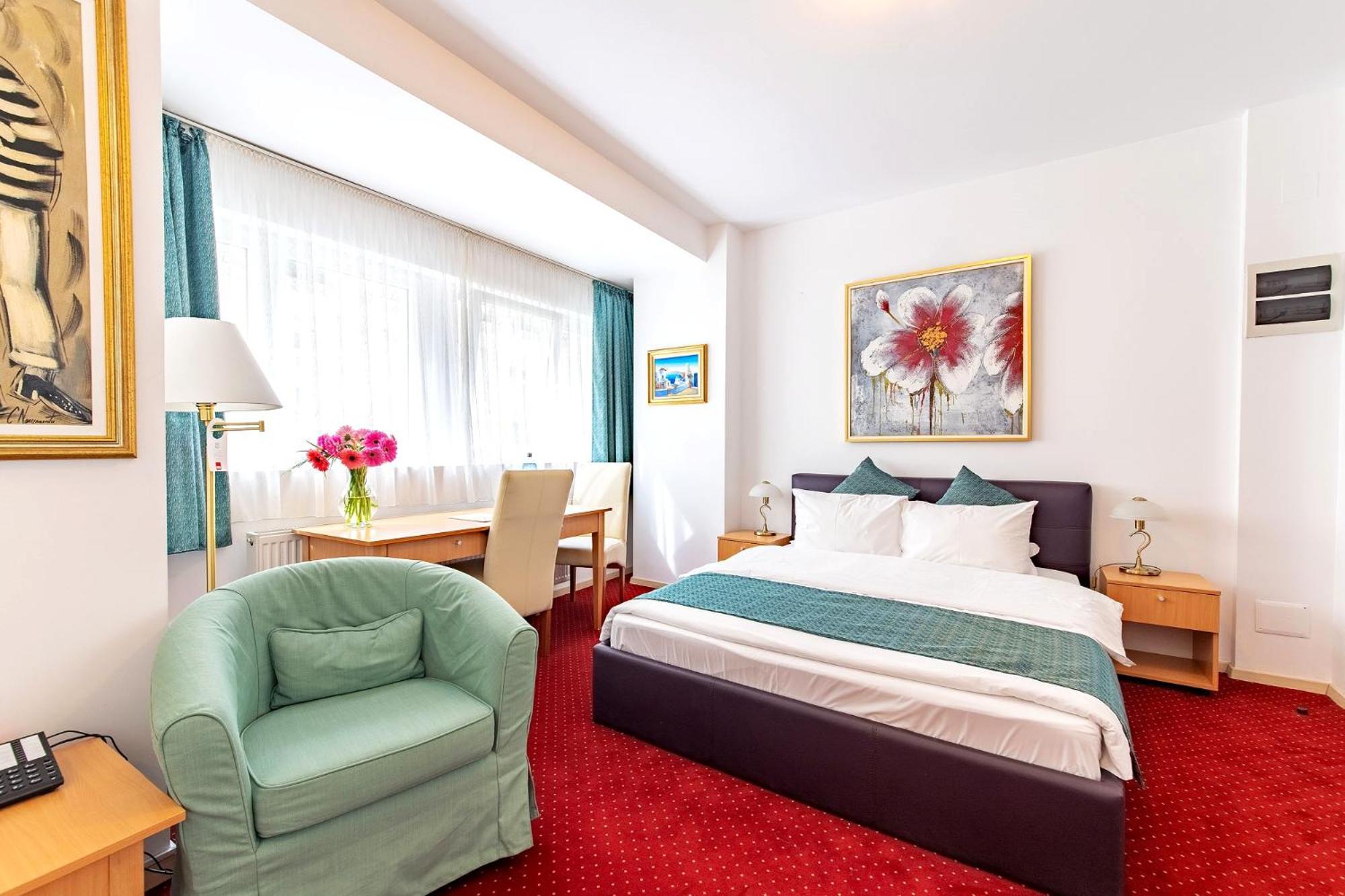 מלון בוקור אקומודיישן בוקרשט — King Double with Balcony (Including smoking area)