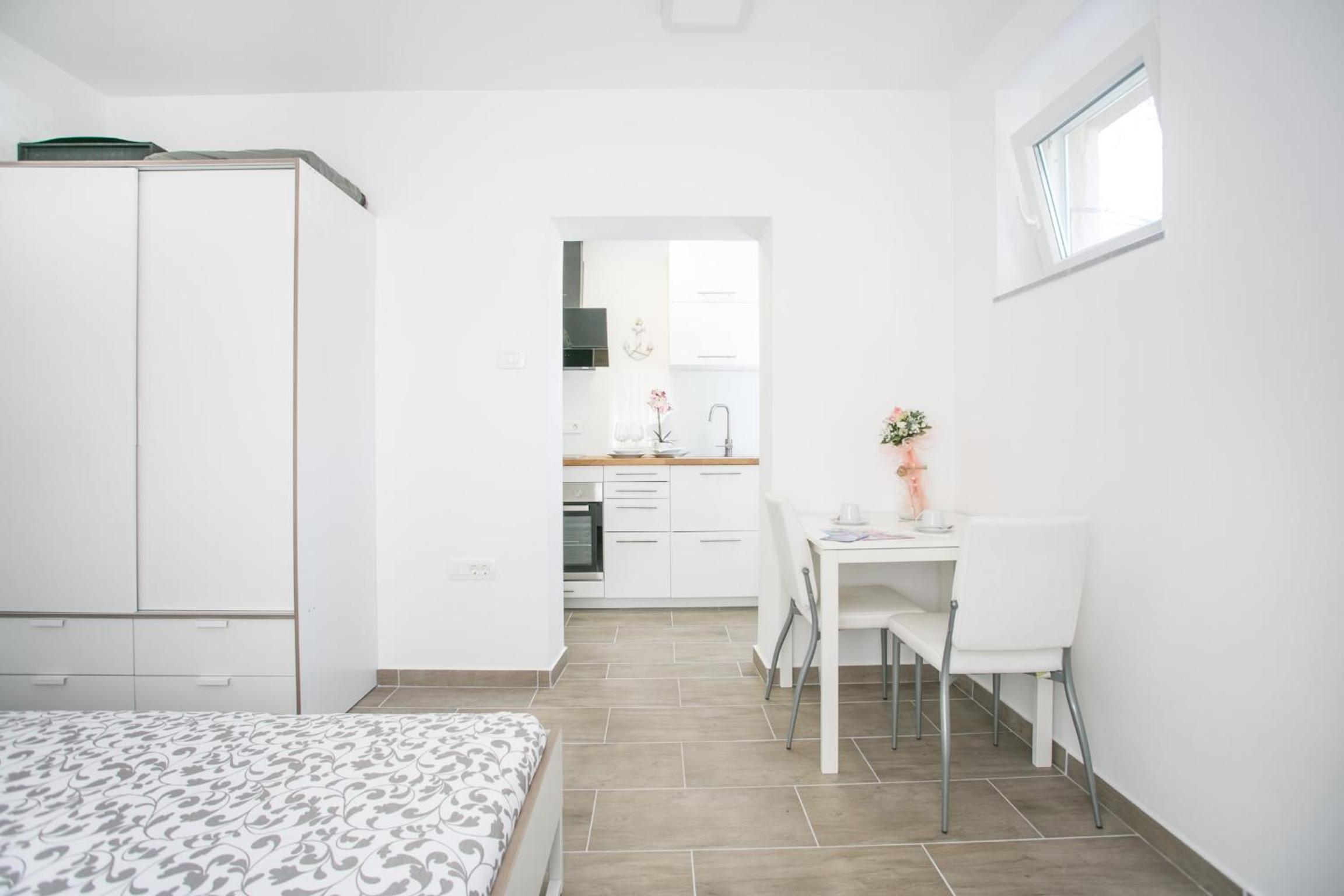 Studio Apartment - Photo 4