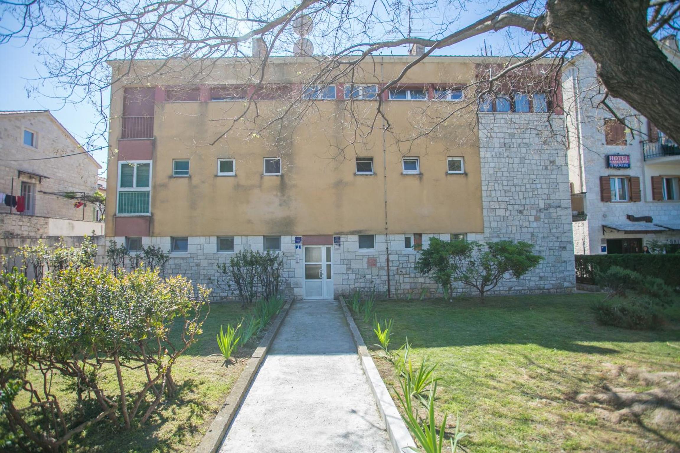 Studio Apartment - Photo 21