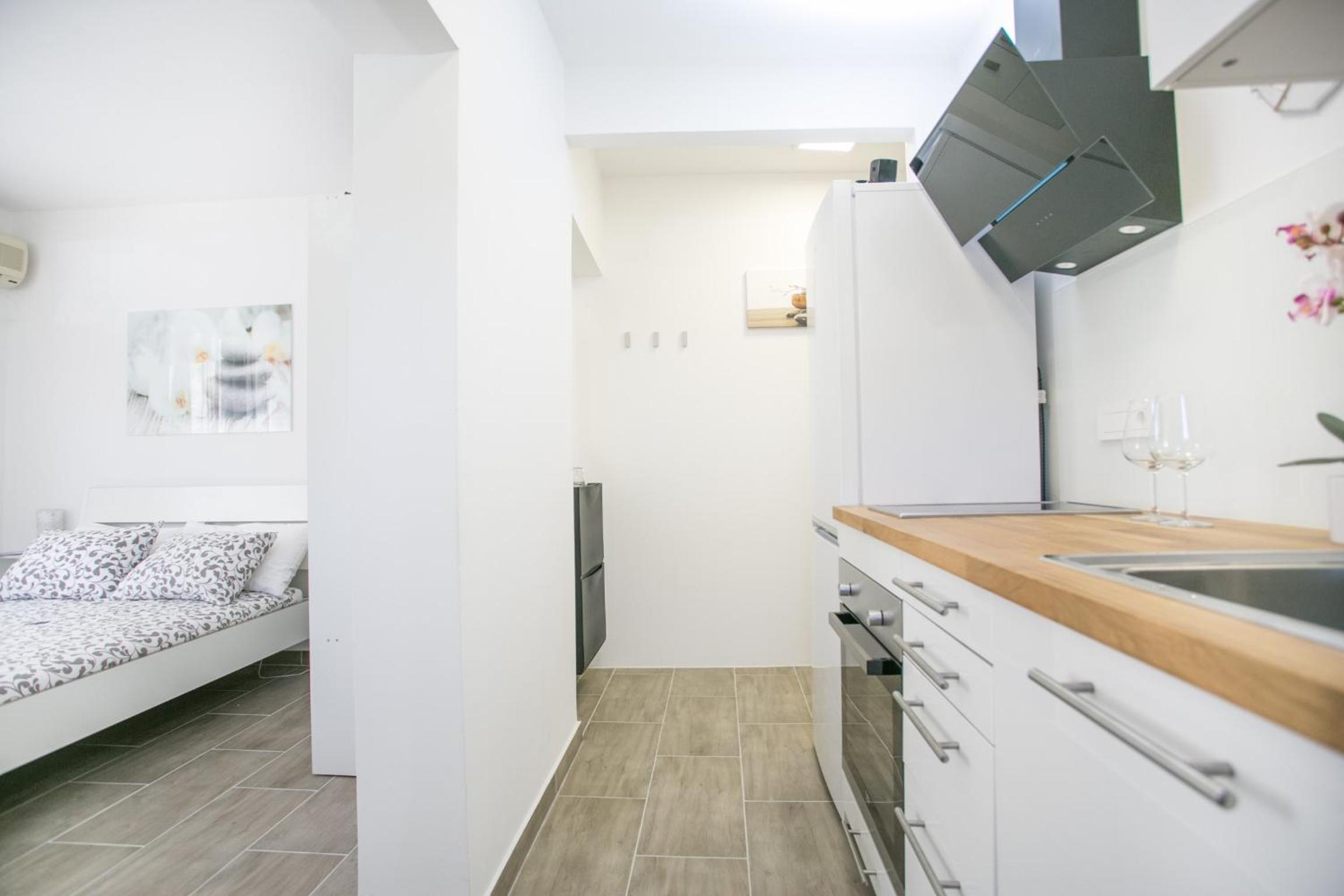 Studio Apartment - Photo 23