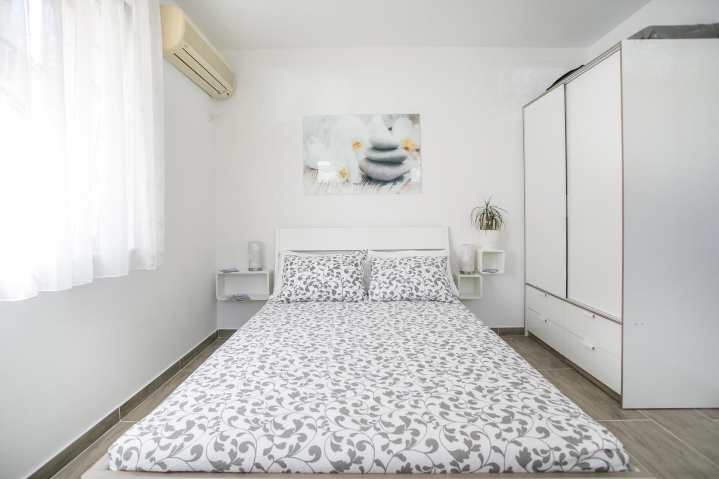 Studio Apartment - Photo 1
