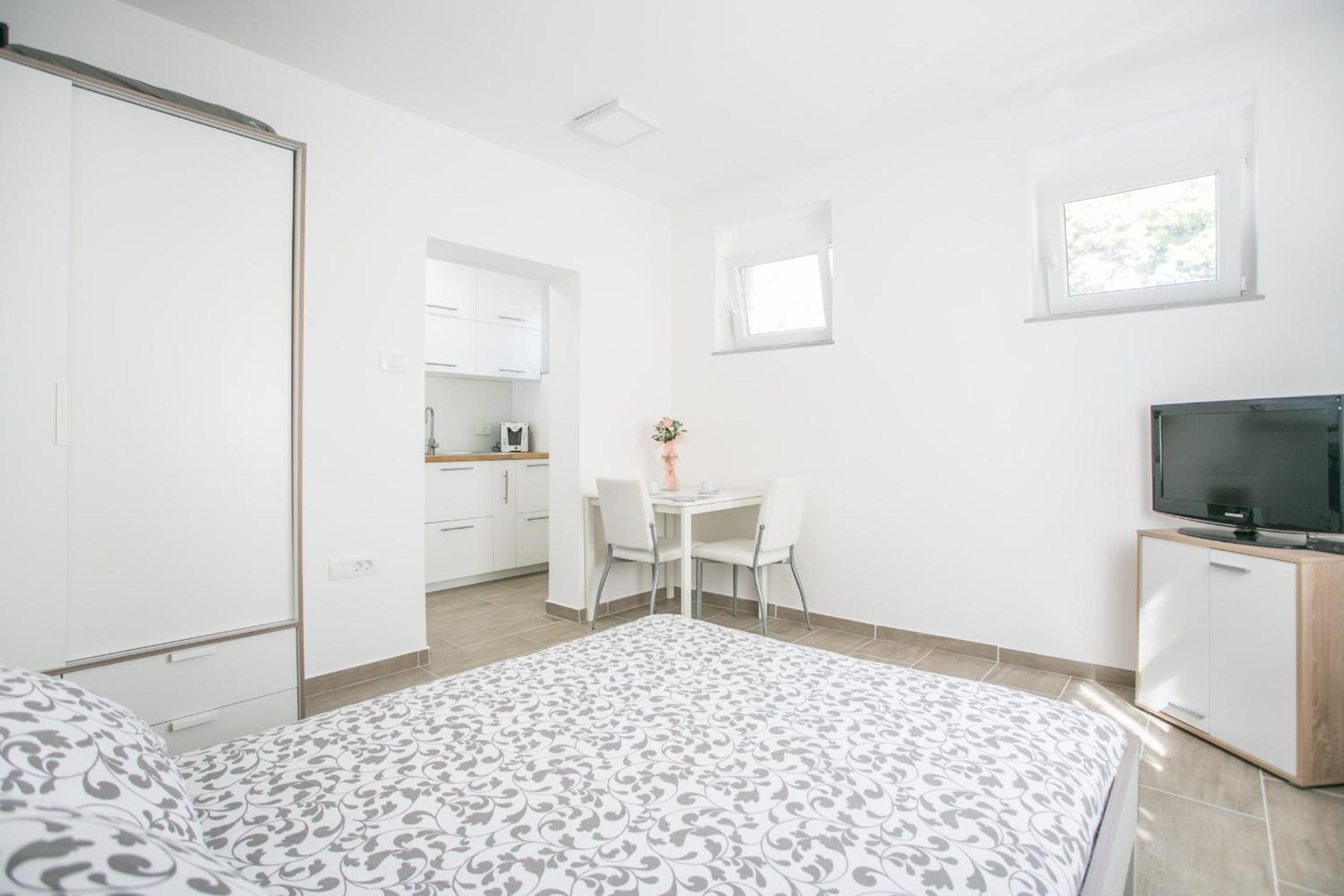 Studio Apartment - Photo 25
