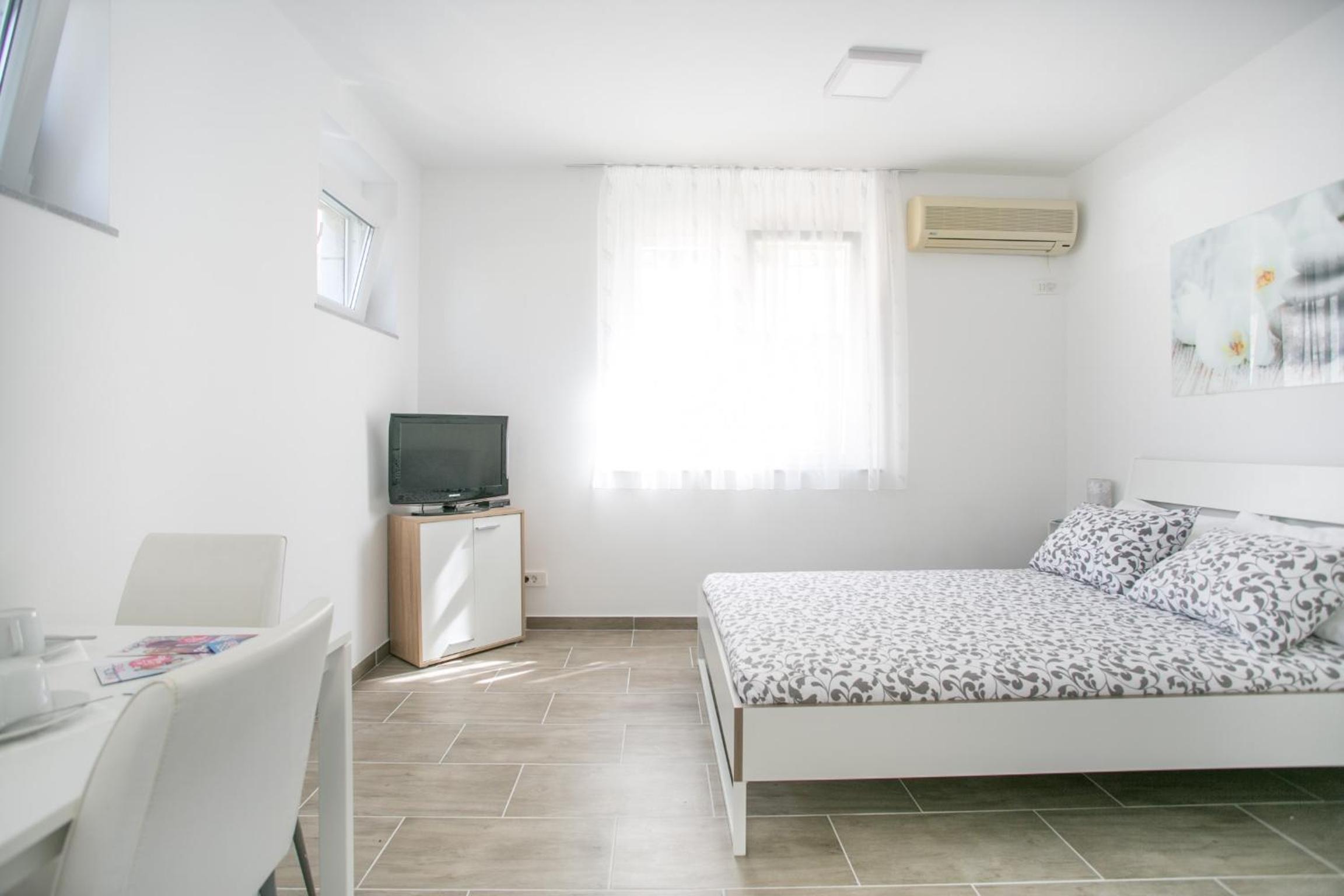 Studio Apartment - Photo 26