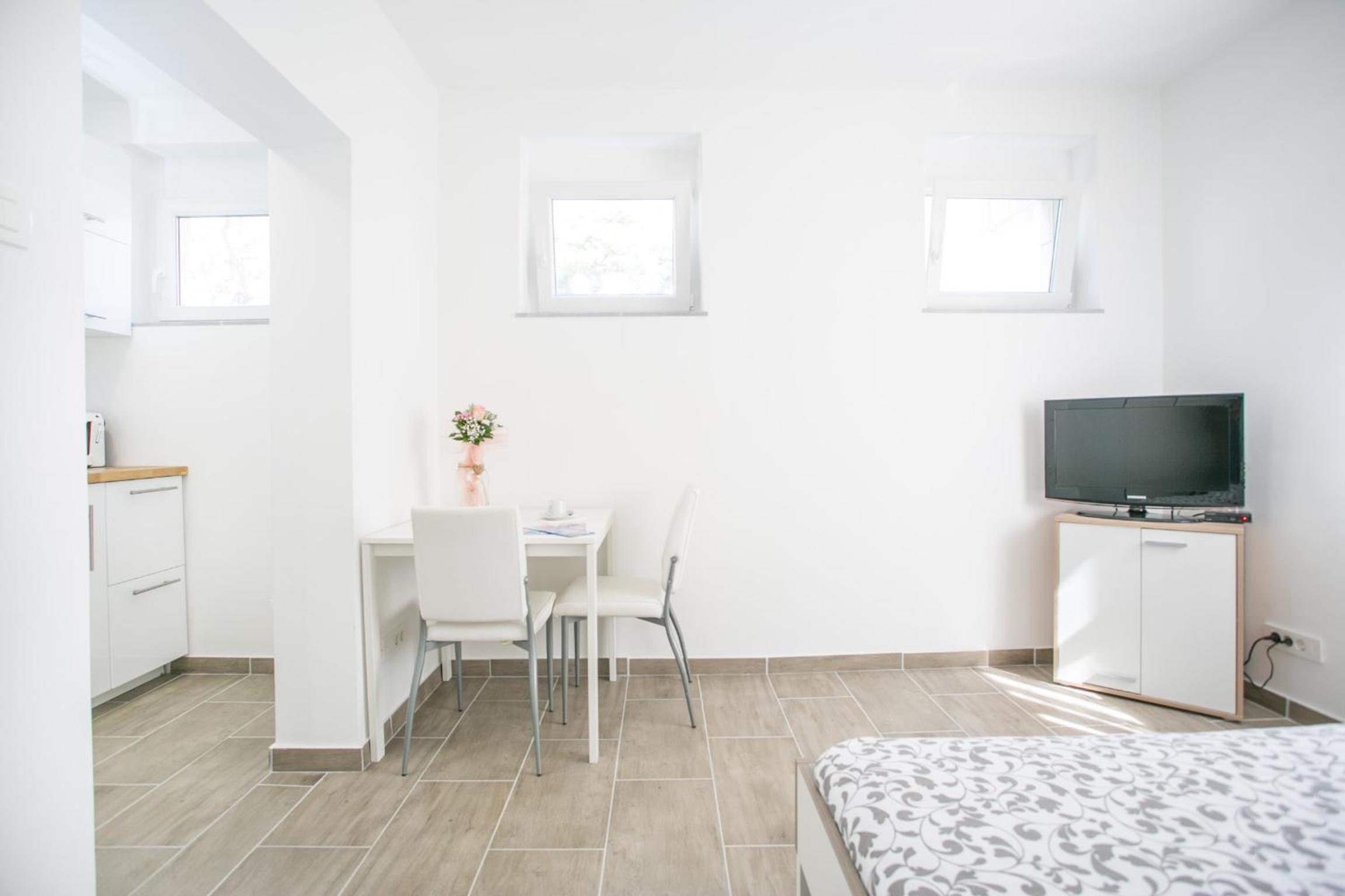 Studio Apartment - Photo 28
