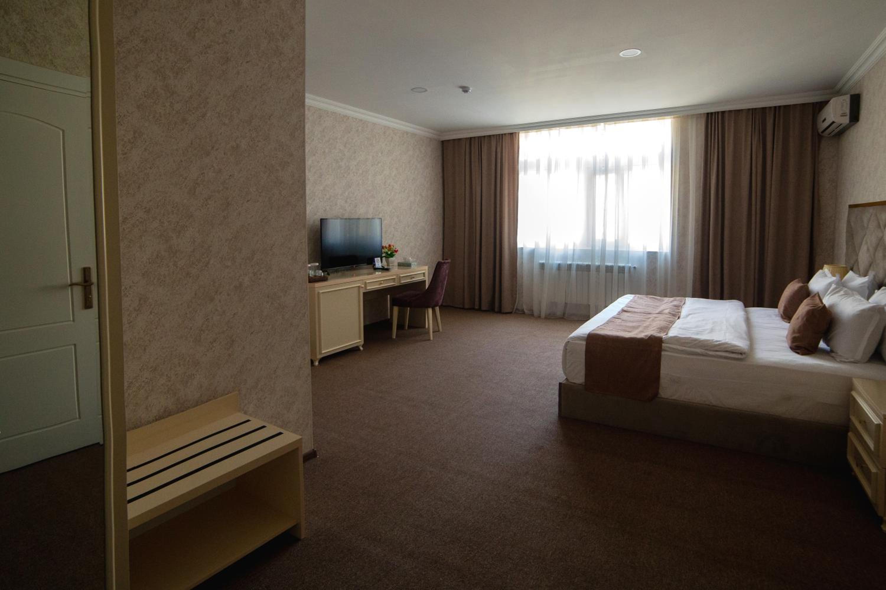 Deluxe Double or Twin Room with City View - Photo 7