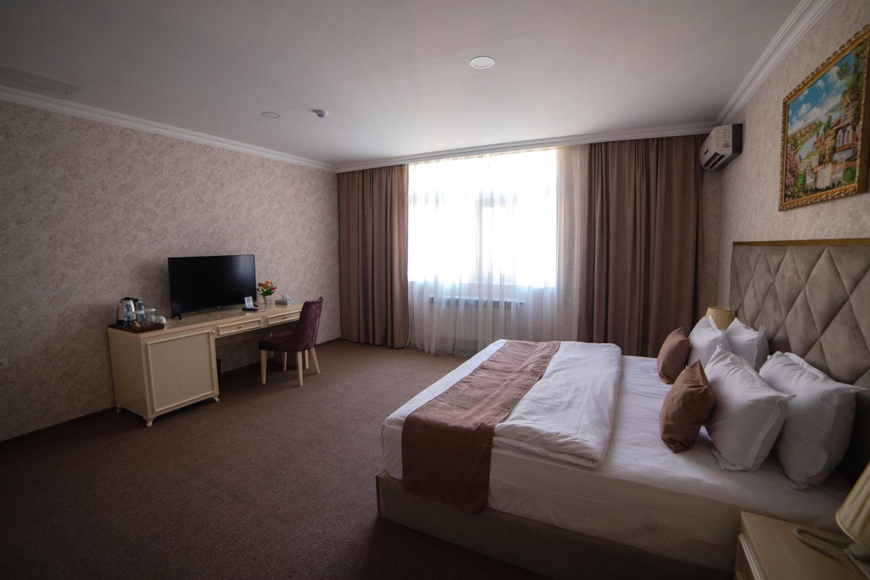 Deluxe Double or Twin Room with City View - Photo 8