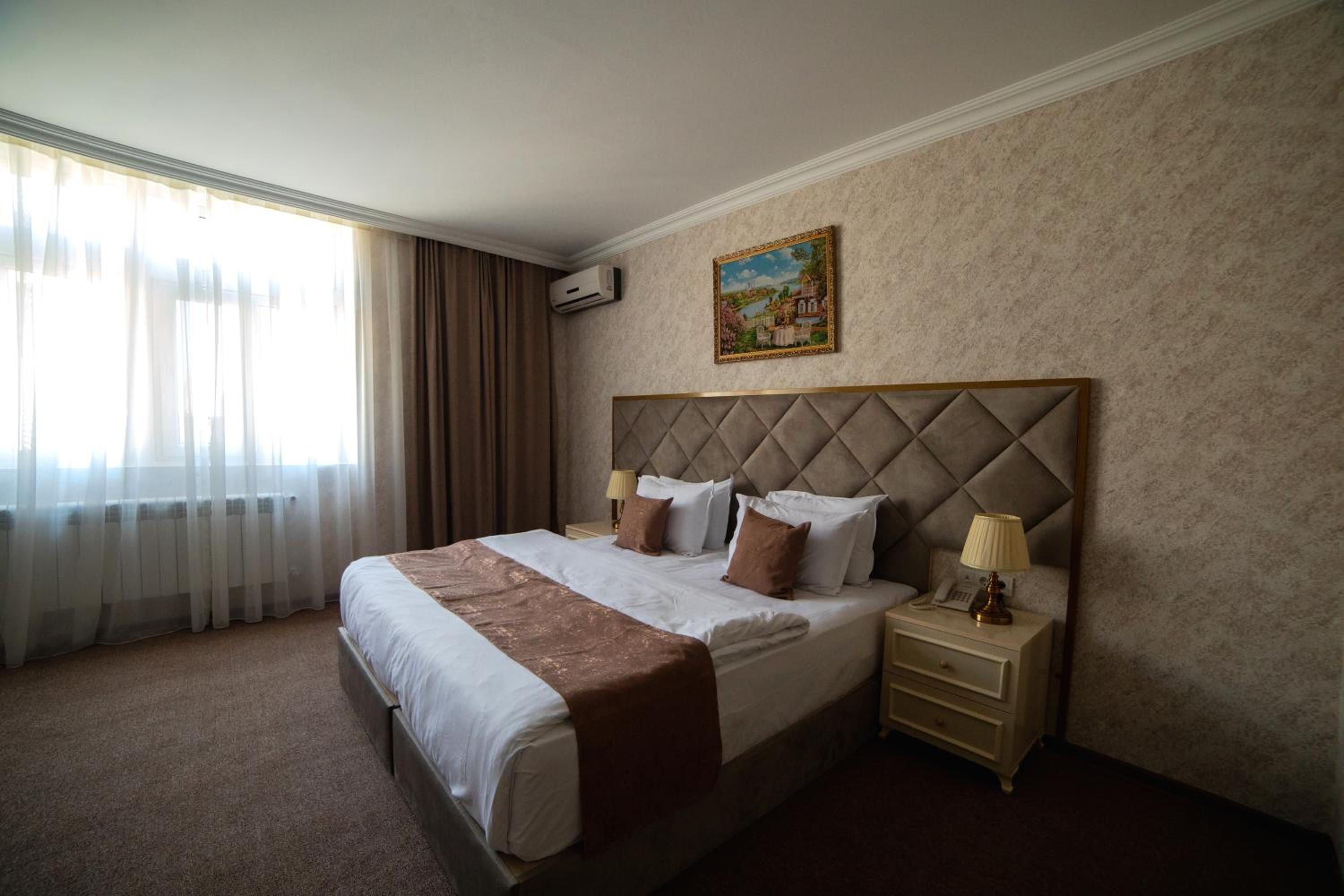 Deluxe Double or Twin Room with City View - Photo 9