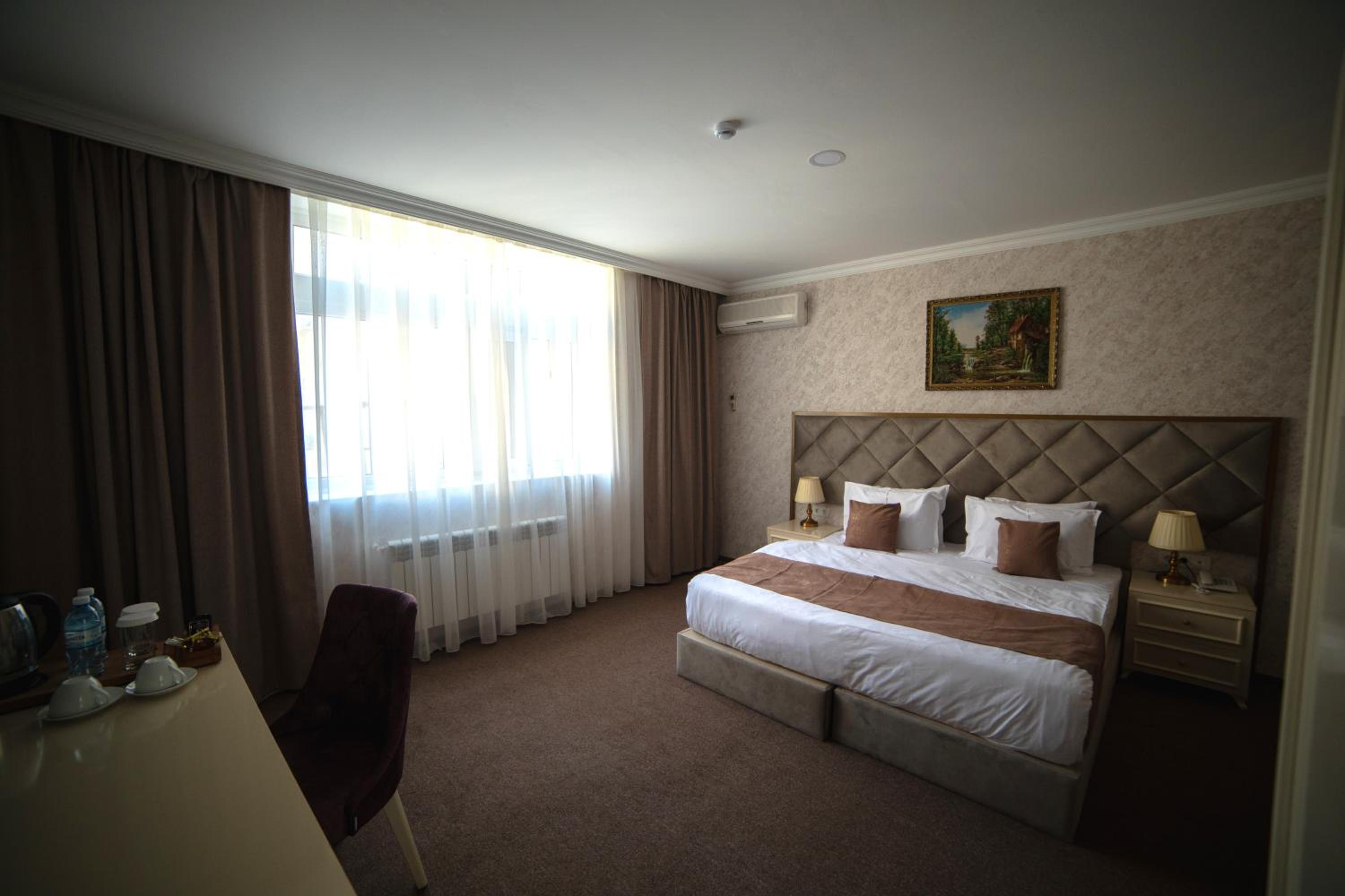 Deluxe Double or Twin Room with City View - Photo 26