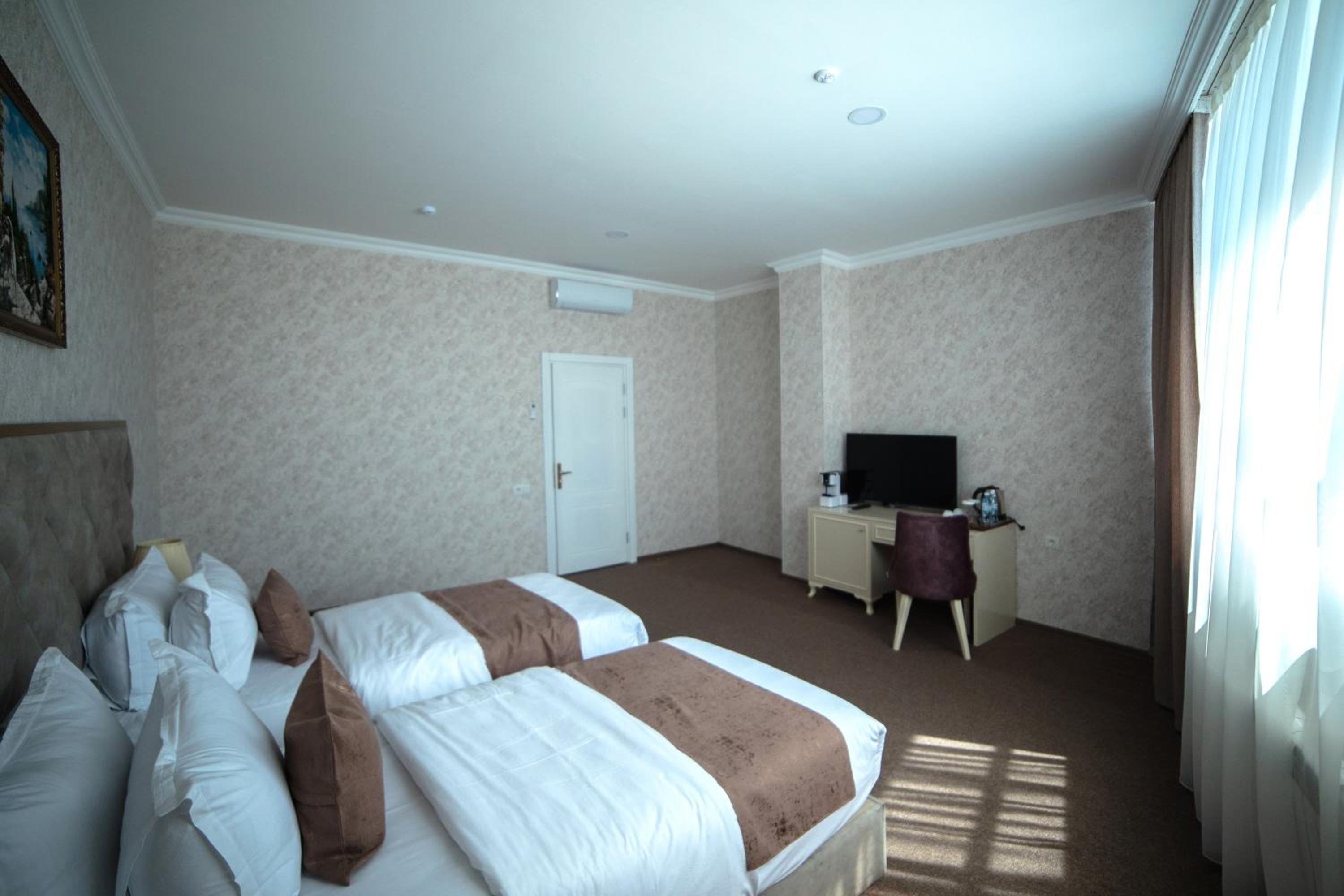 Deluxe Double or Twin Room with City View - Photo 11