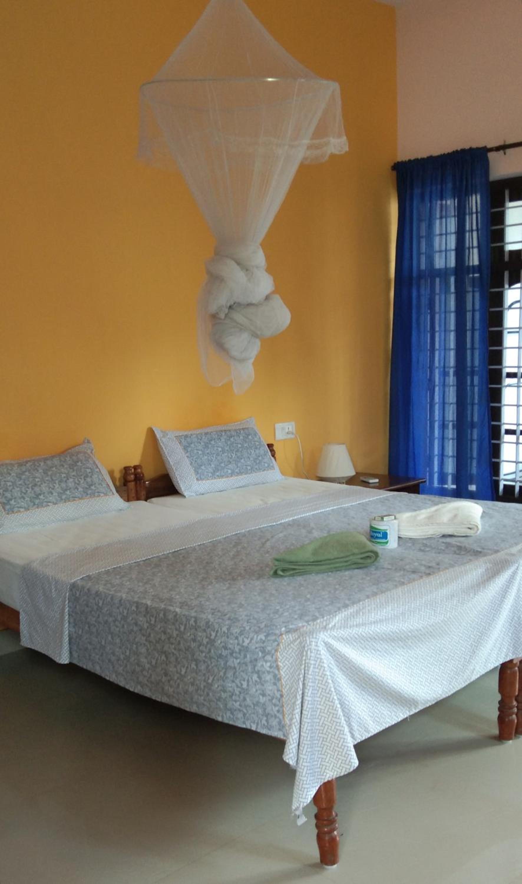 Queen Room with Balcony - Photo 12