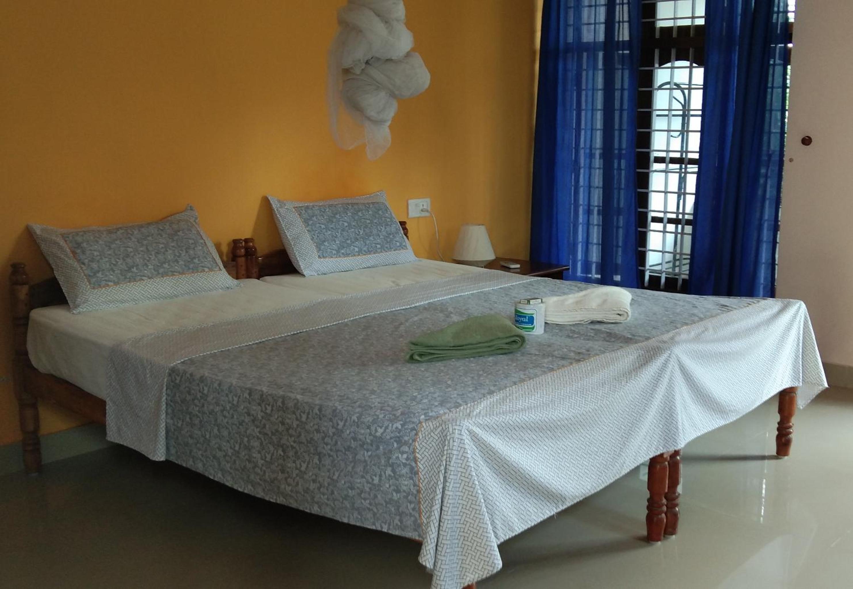 Queen Room with Balcony - Photo 11