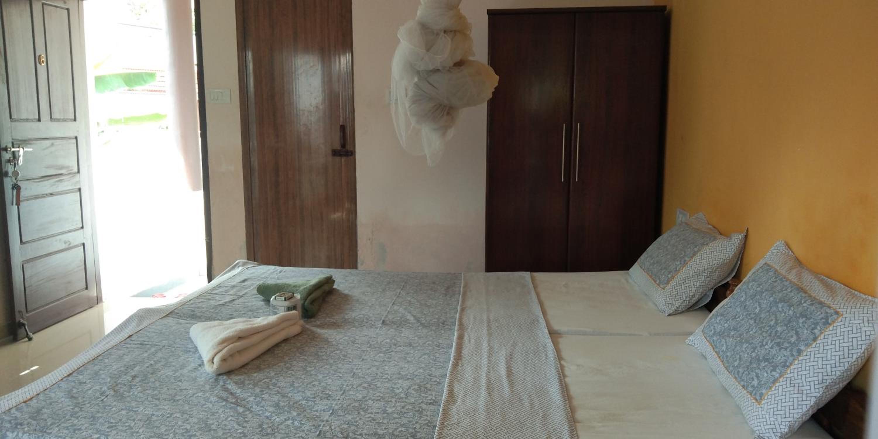 Queen Room with Balcony - Photo 9