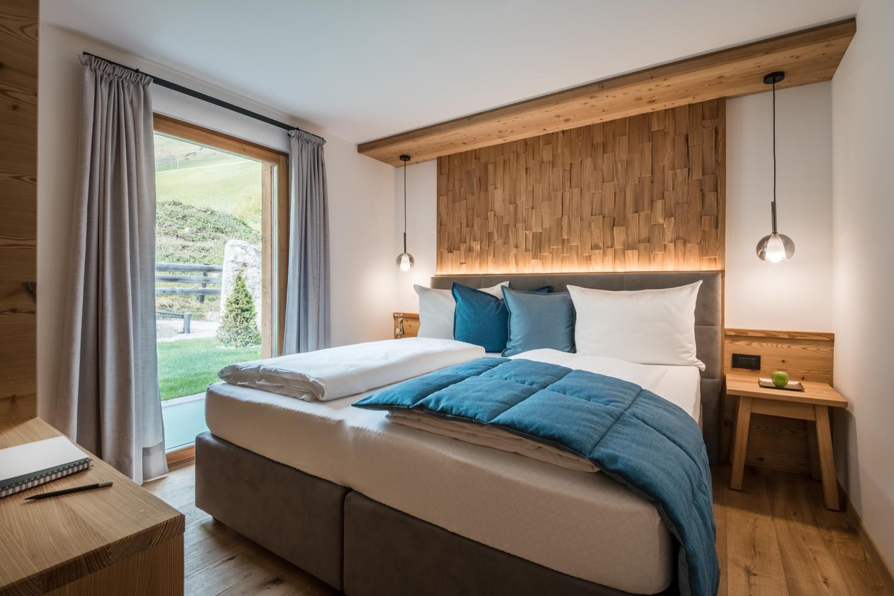 Apartment with Mountain View