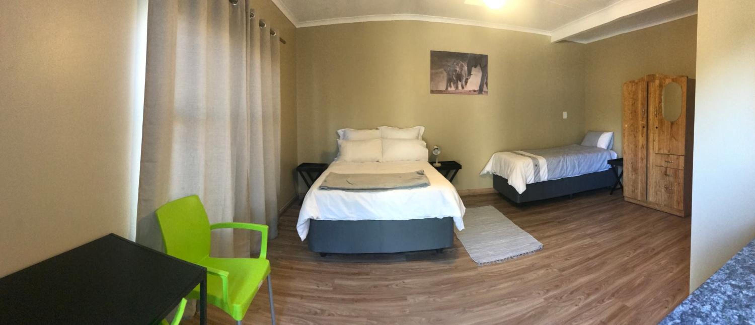 Family Room with Garden View - Photo 3