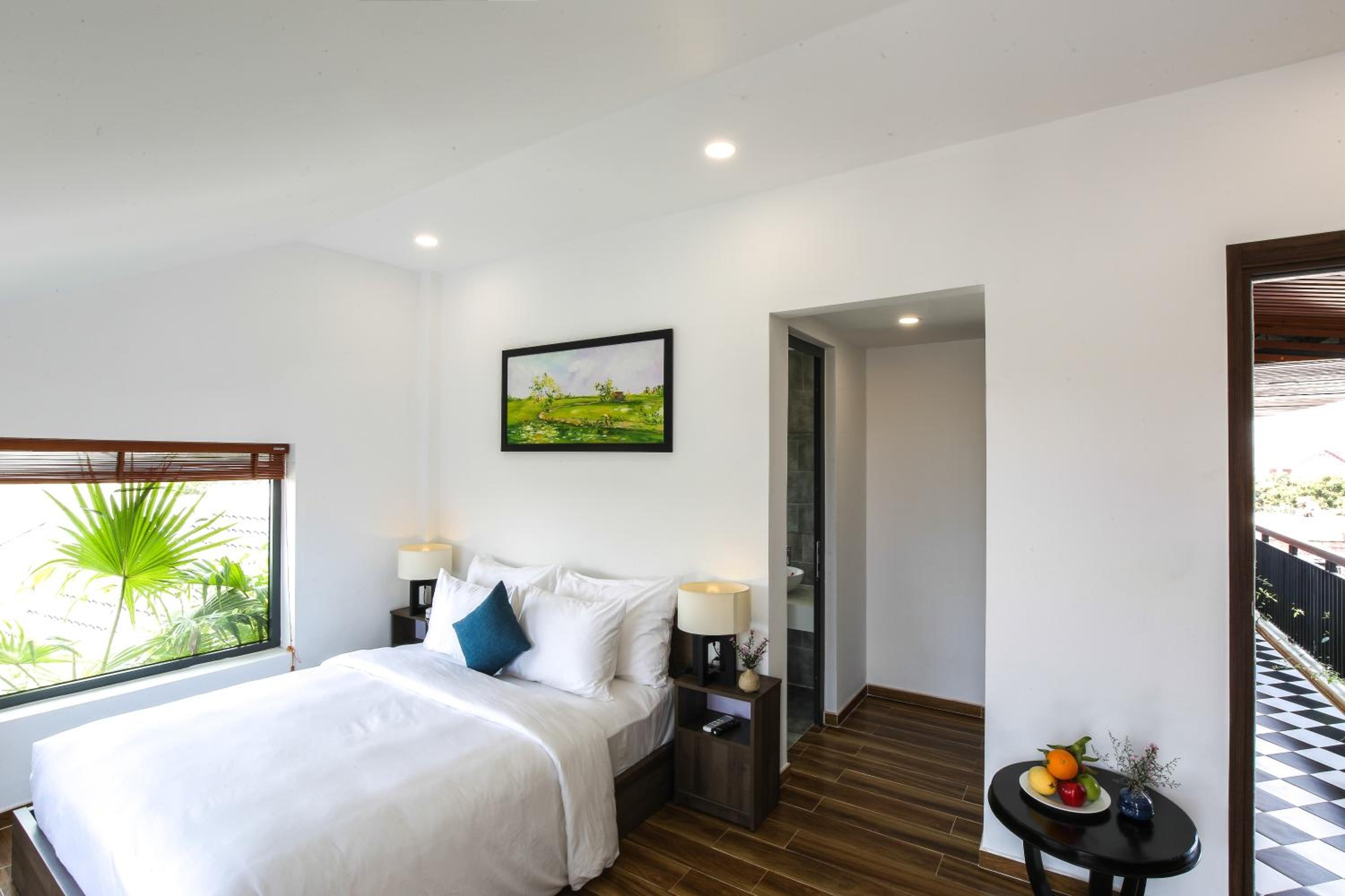 Queen Room with Balcony photo 3