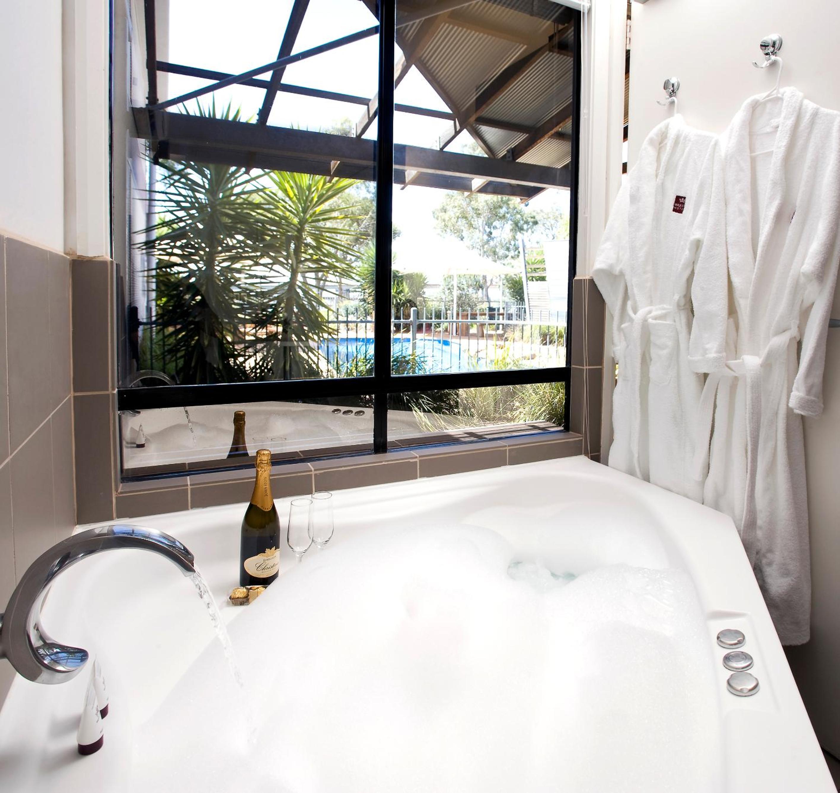 Waterfront One Bedroom Spa Apartment photo 3