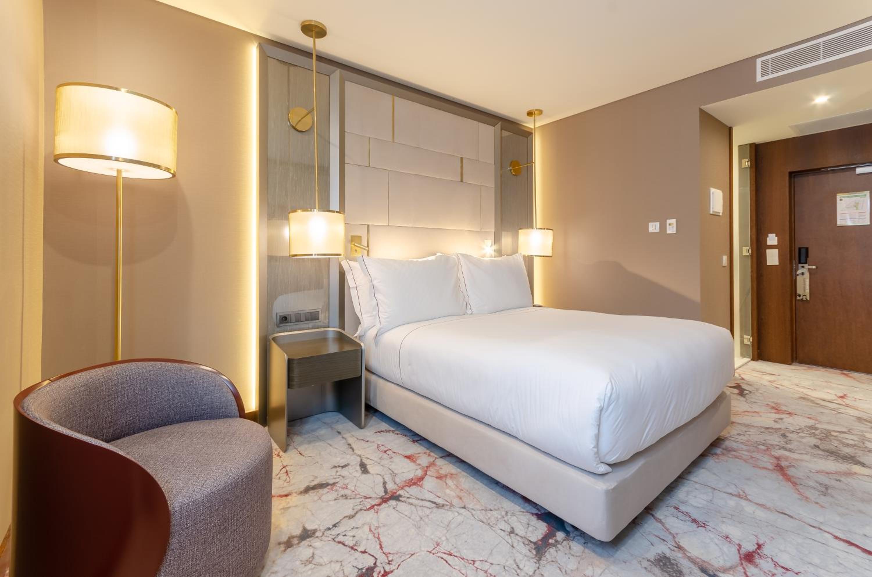 Deluxe Double Room with Avenue View - Photo 14