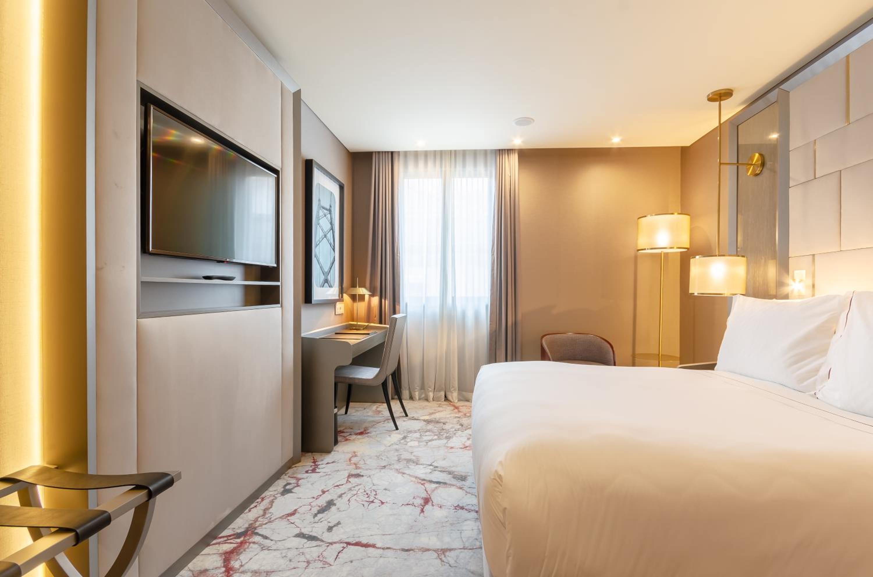 Deluxe Double Room with Avenue View - Photo 12