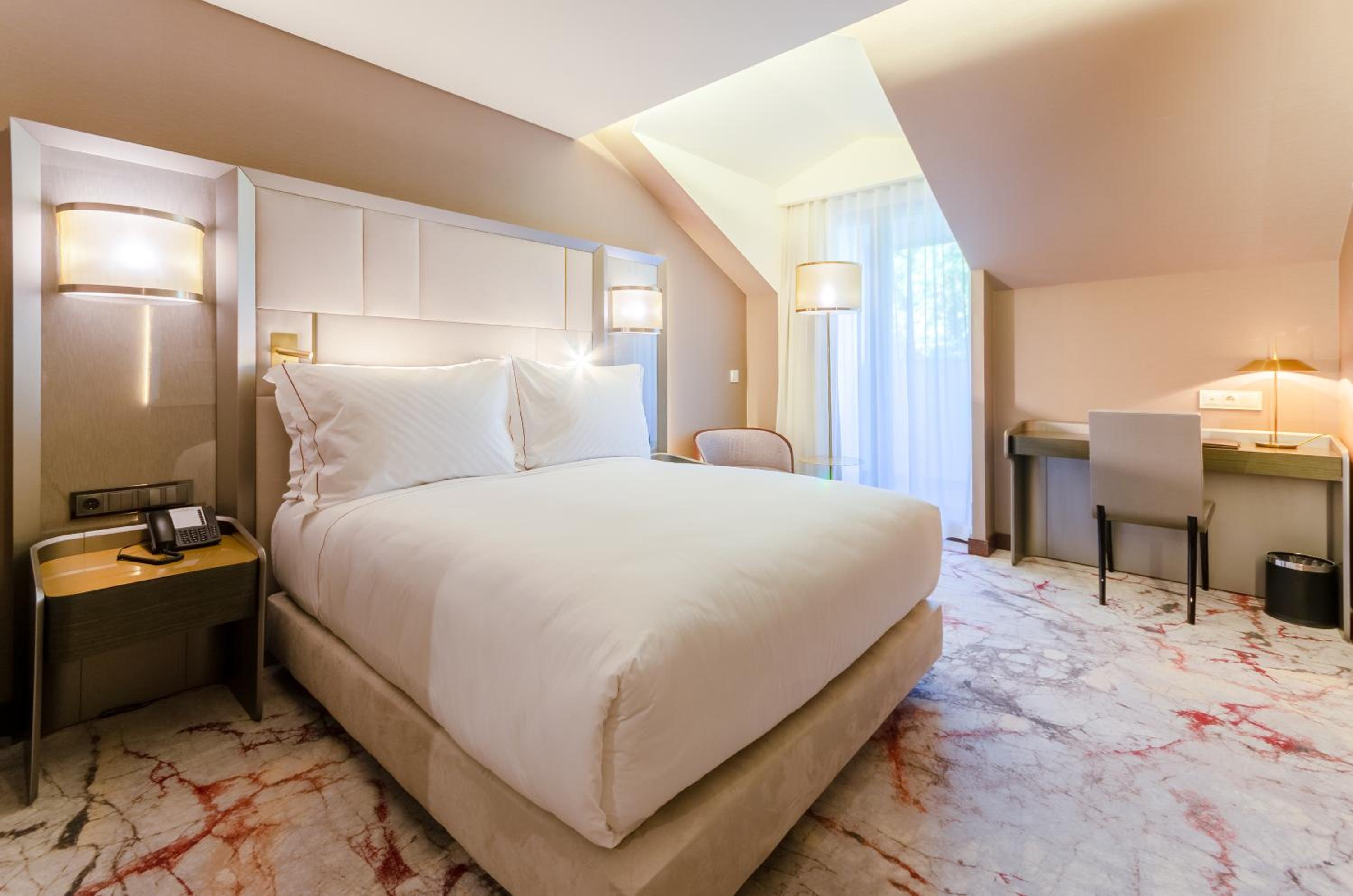 Deluxe Double Room with Avenue View - Photo 11