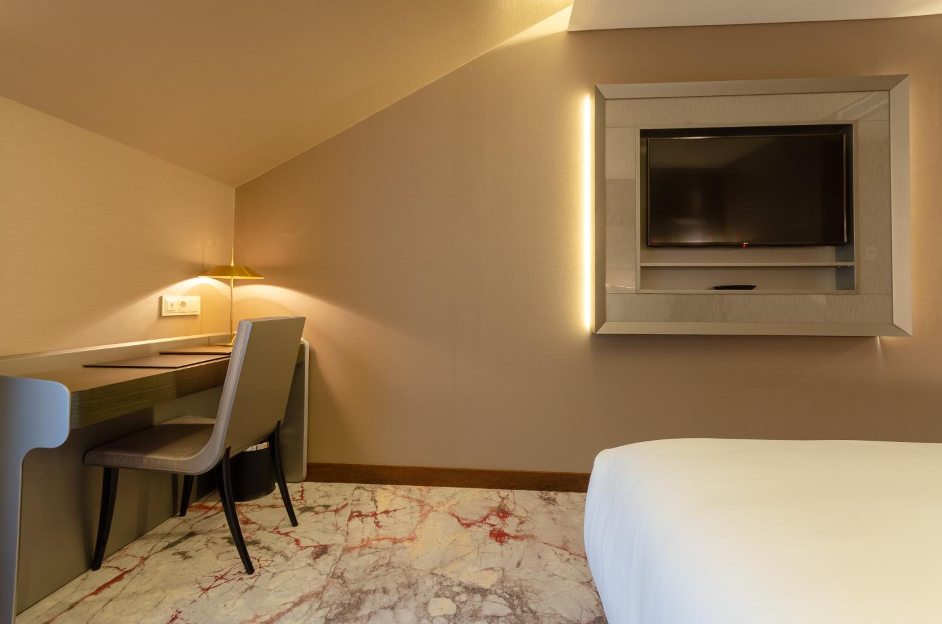 Executive Double Room - Photo 9