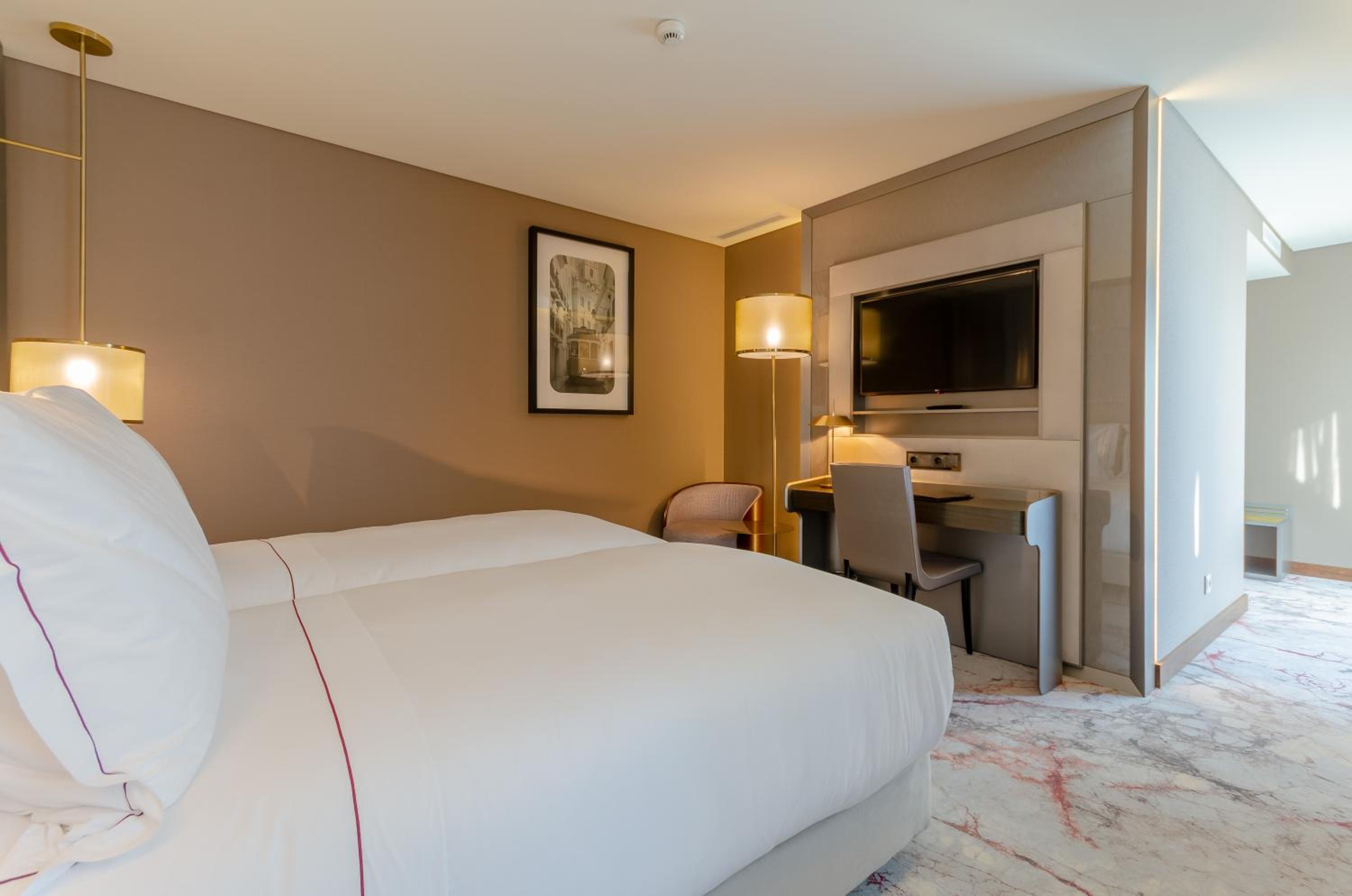 Deluxe Twin Room with Avenue View - Photo 4