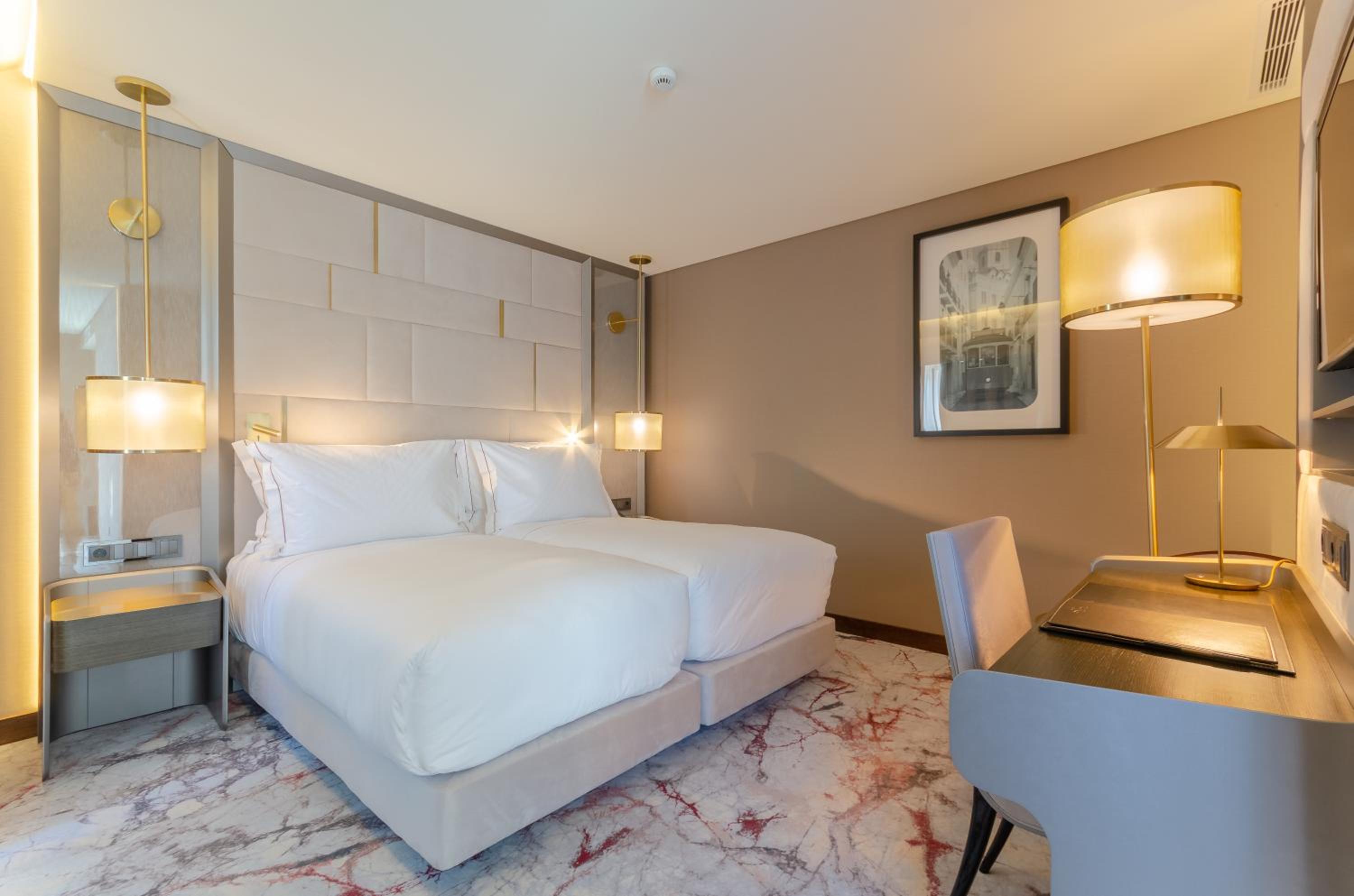 Deluxe Twin Room with Avenue View - Photo 1