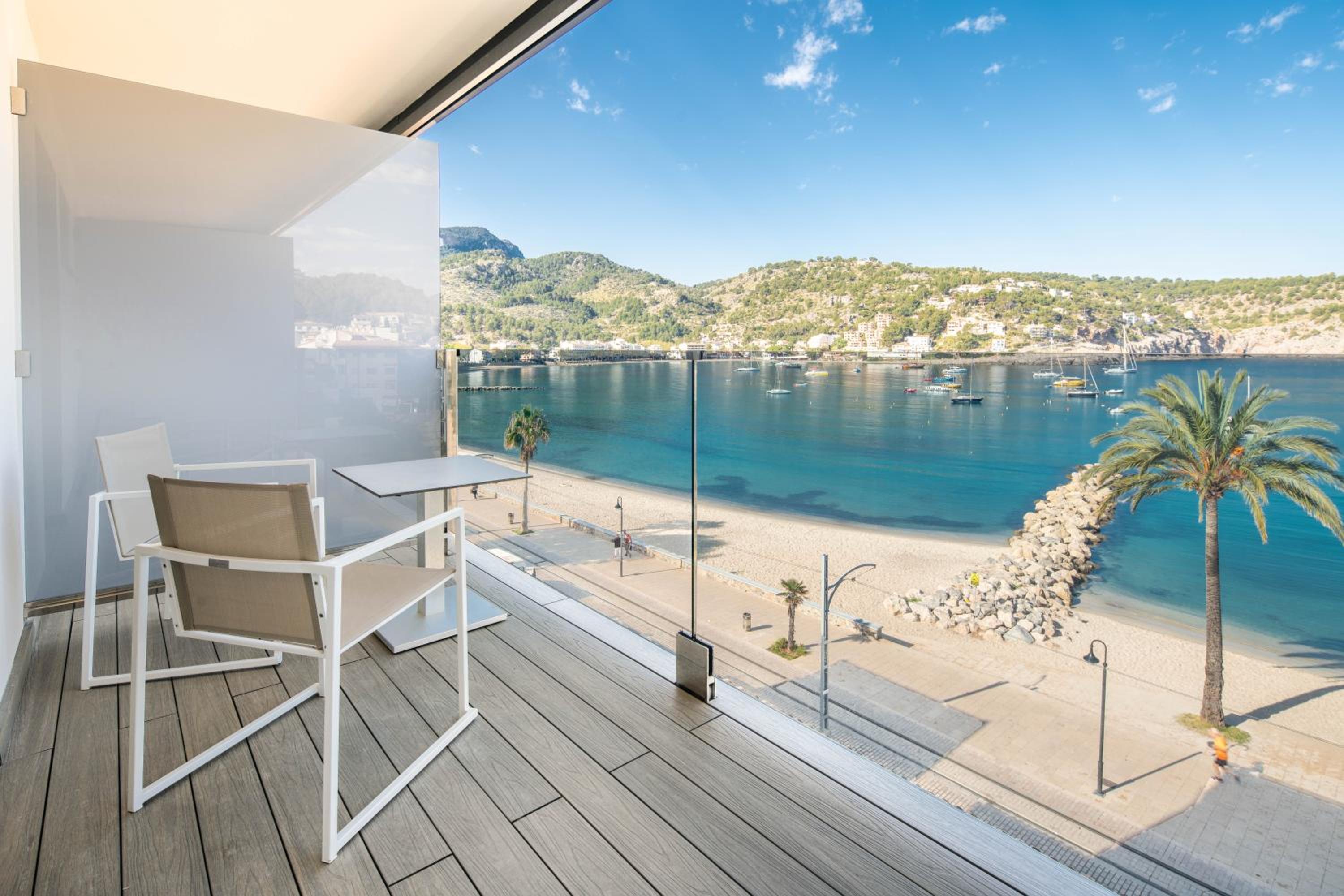 Superior Twin Room with Sea View - Photo 3