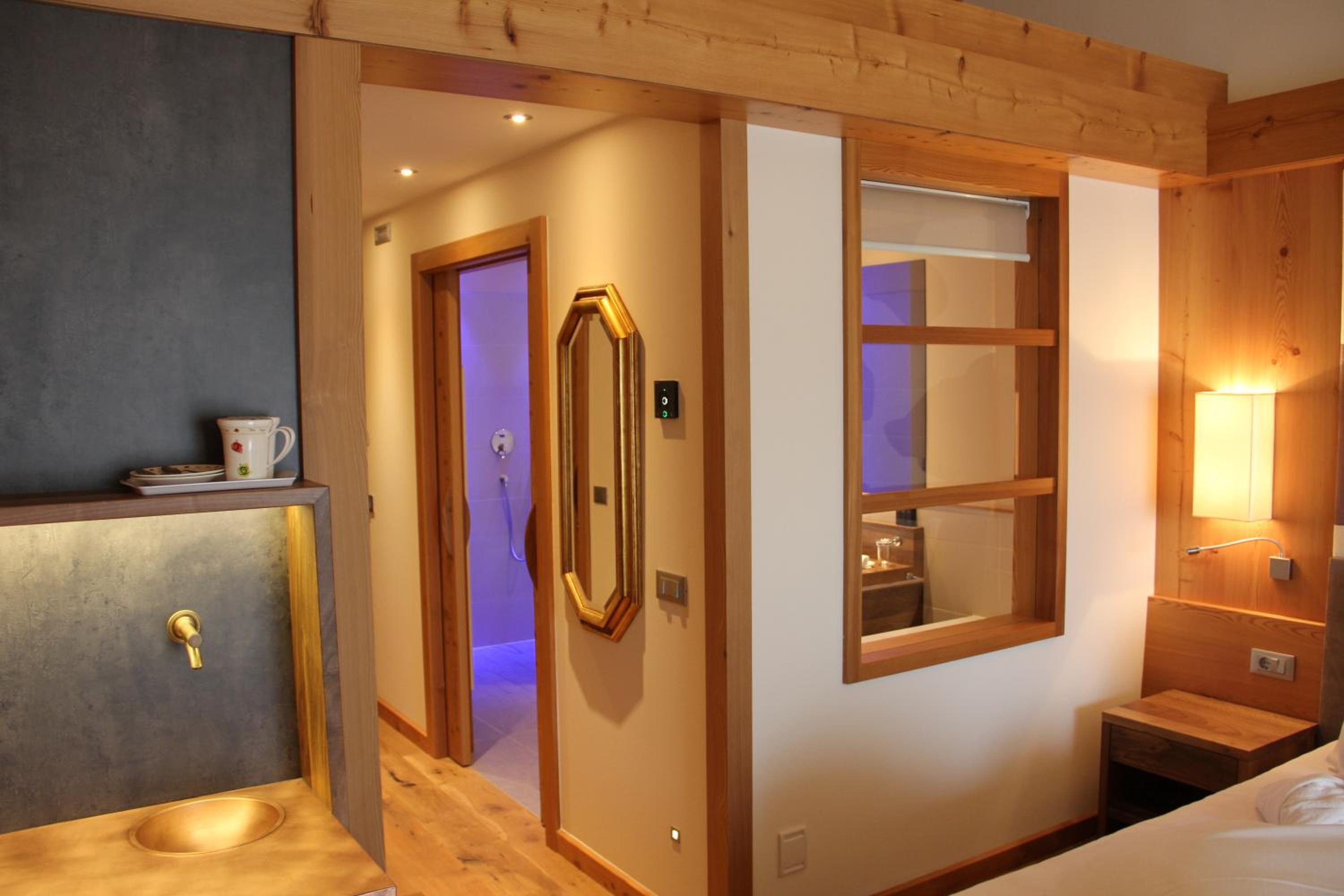 Junior Suite with Balcony and partial Mountain View - Photo 3