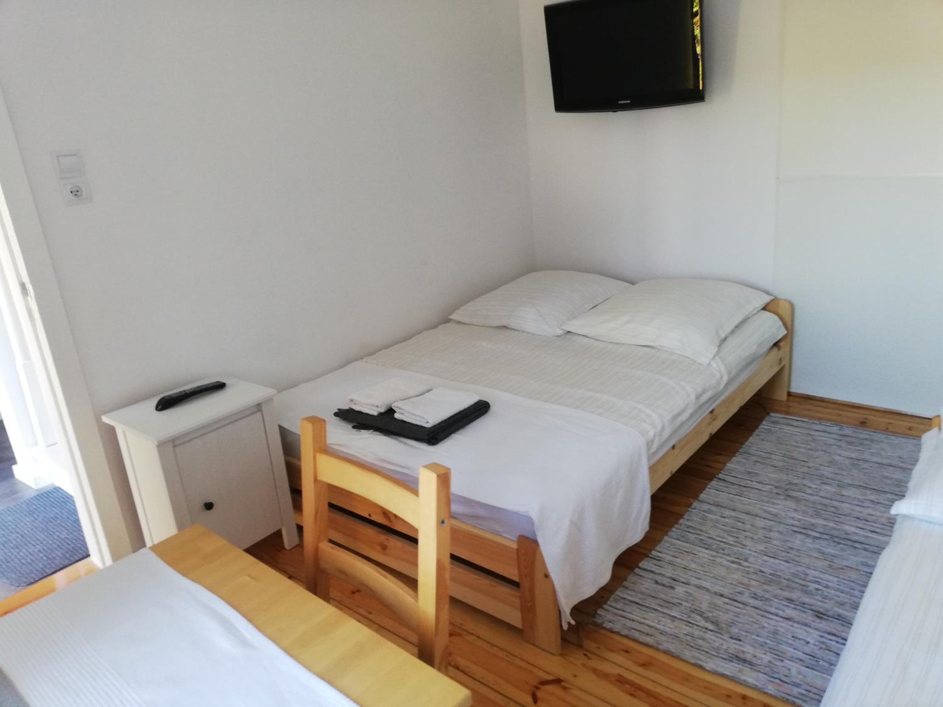 Basic Triple Room with Shared Bathroom photo 2