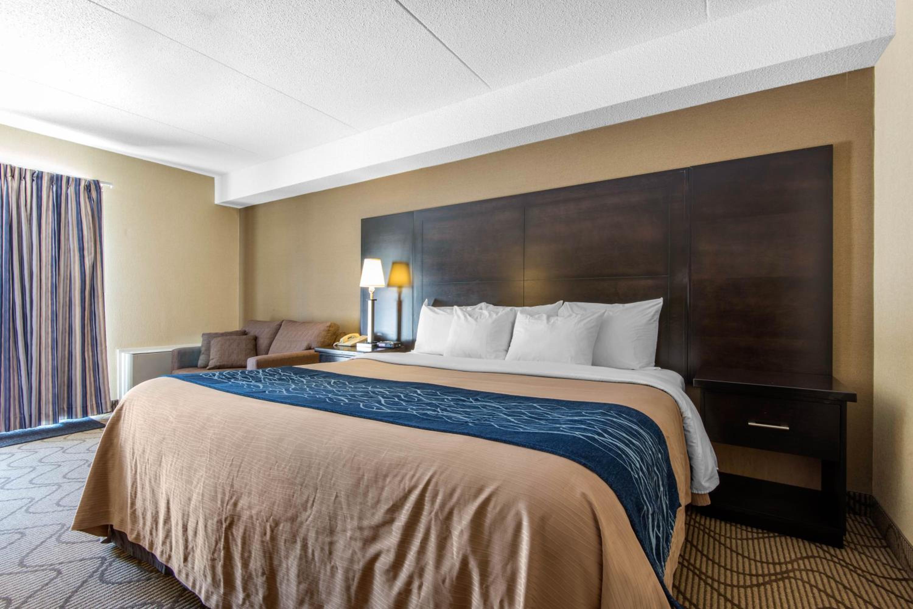 Business Queen Room with Sofa Bed - Photo 2