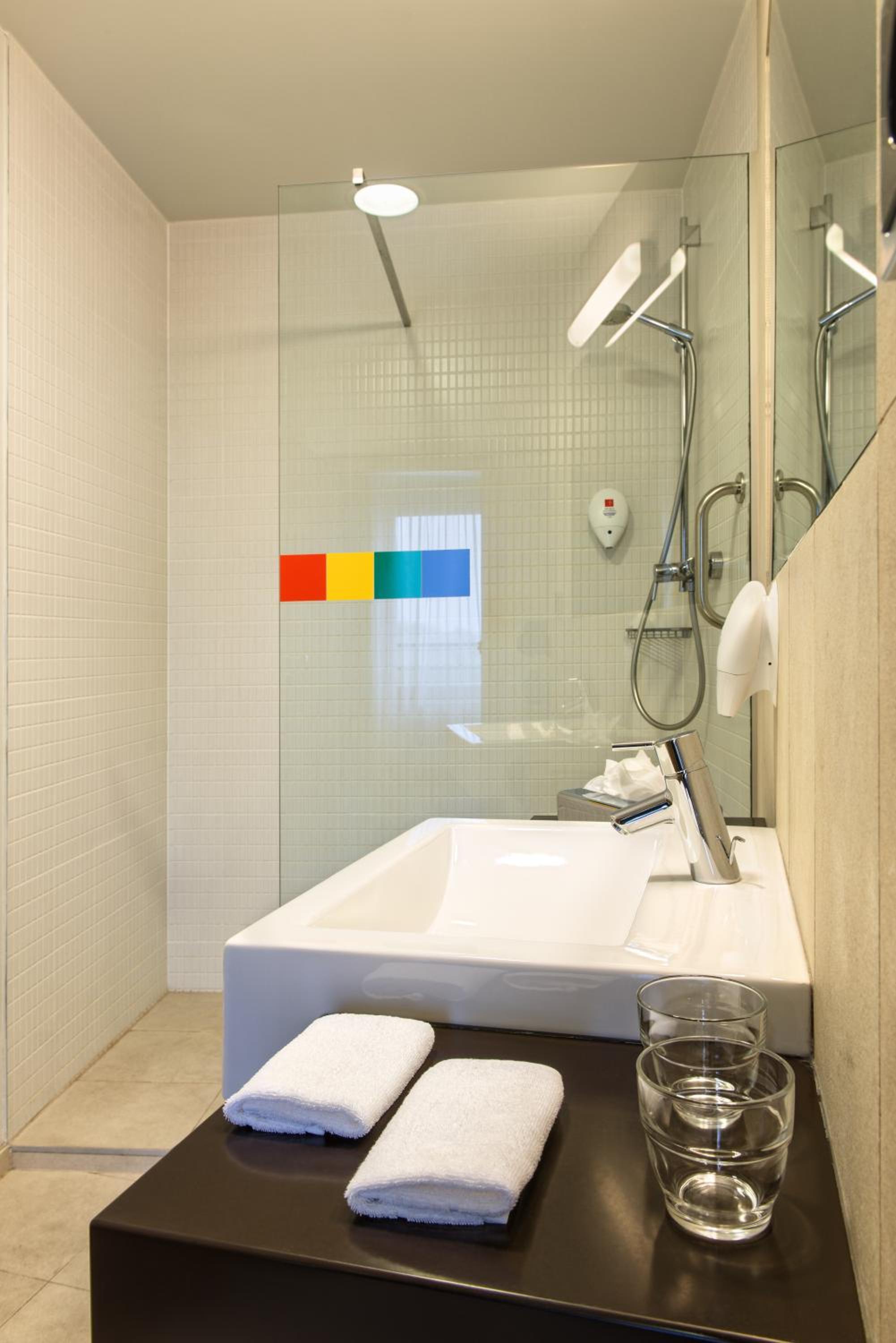 Standard Double or Twin Room - Photo 7