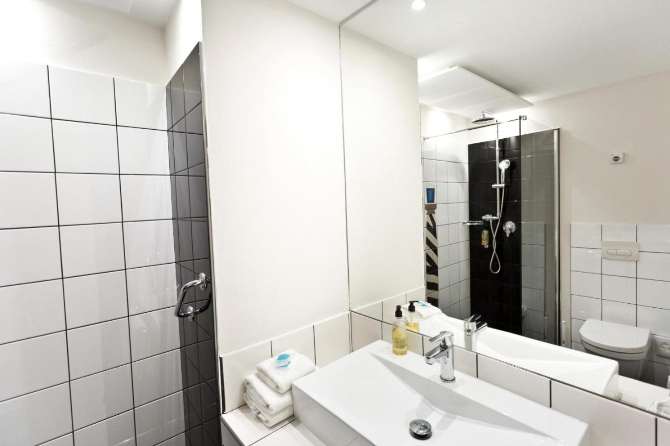 Double or Twin Room - Photo 11