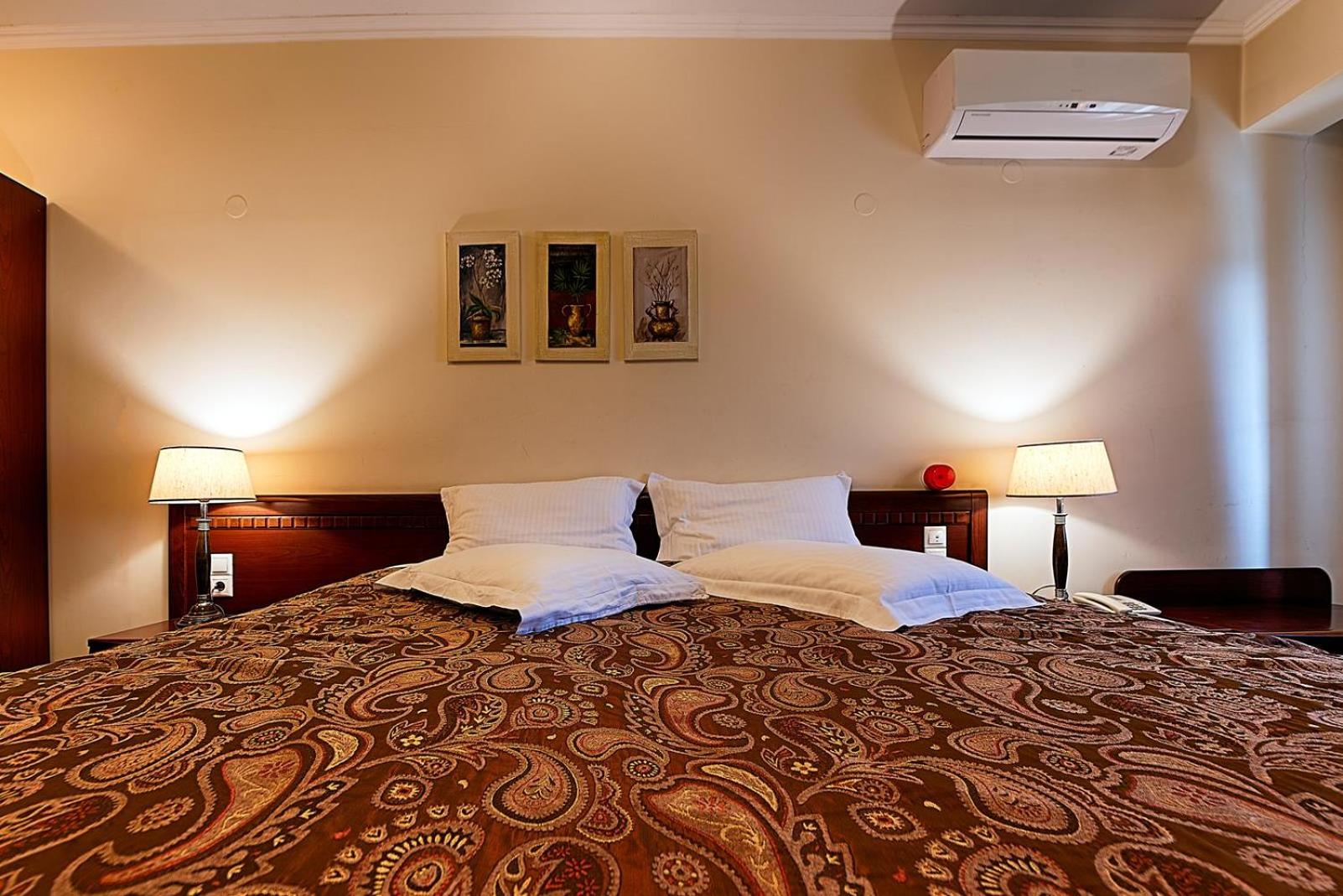 Triple Room with King Size Bed photo 2