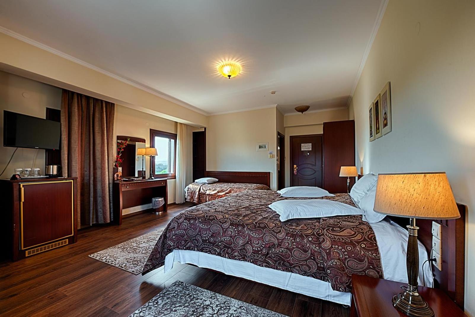 Triple Room with King Size Bed photo 1