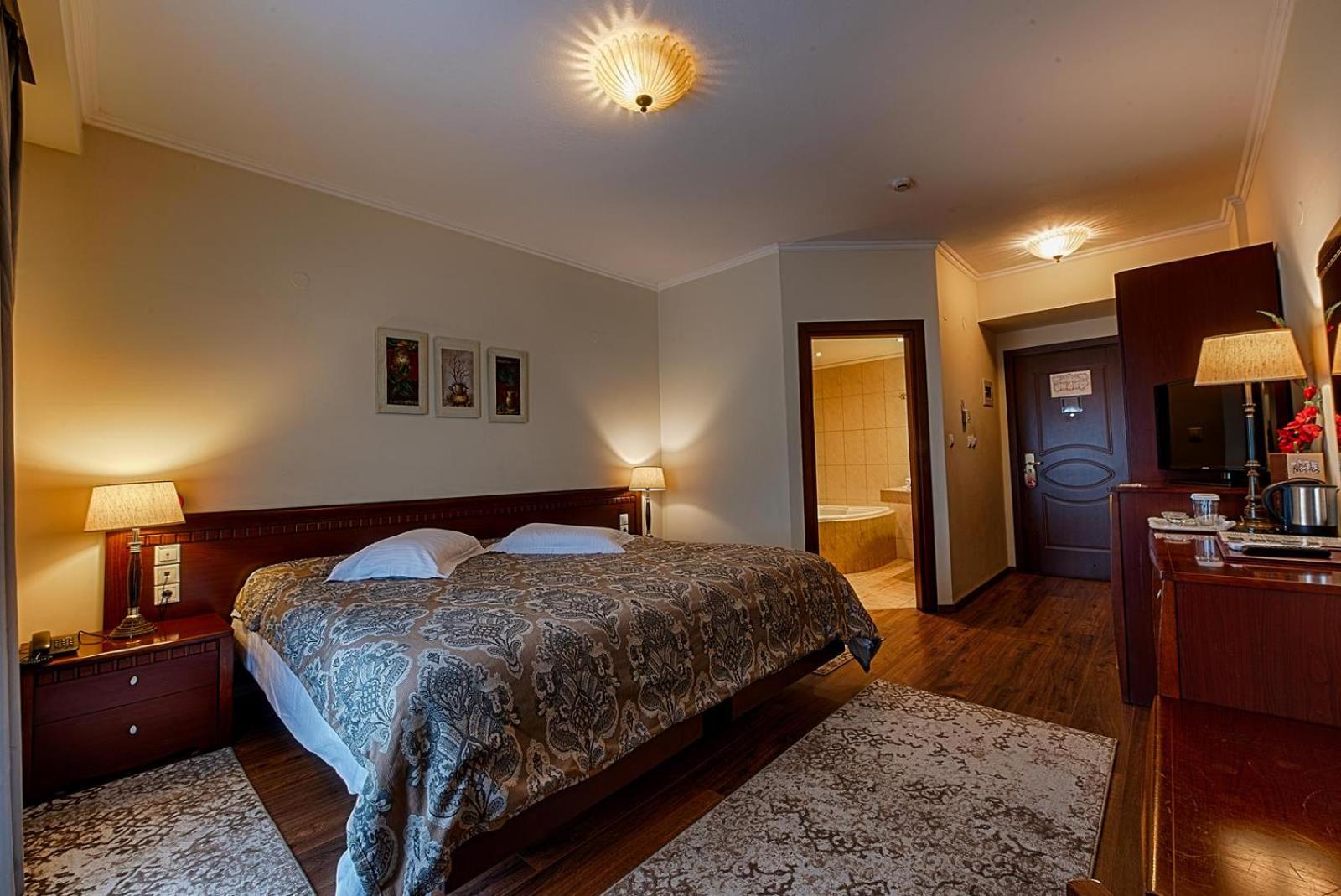 Double Room with King Size Bed photo 2