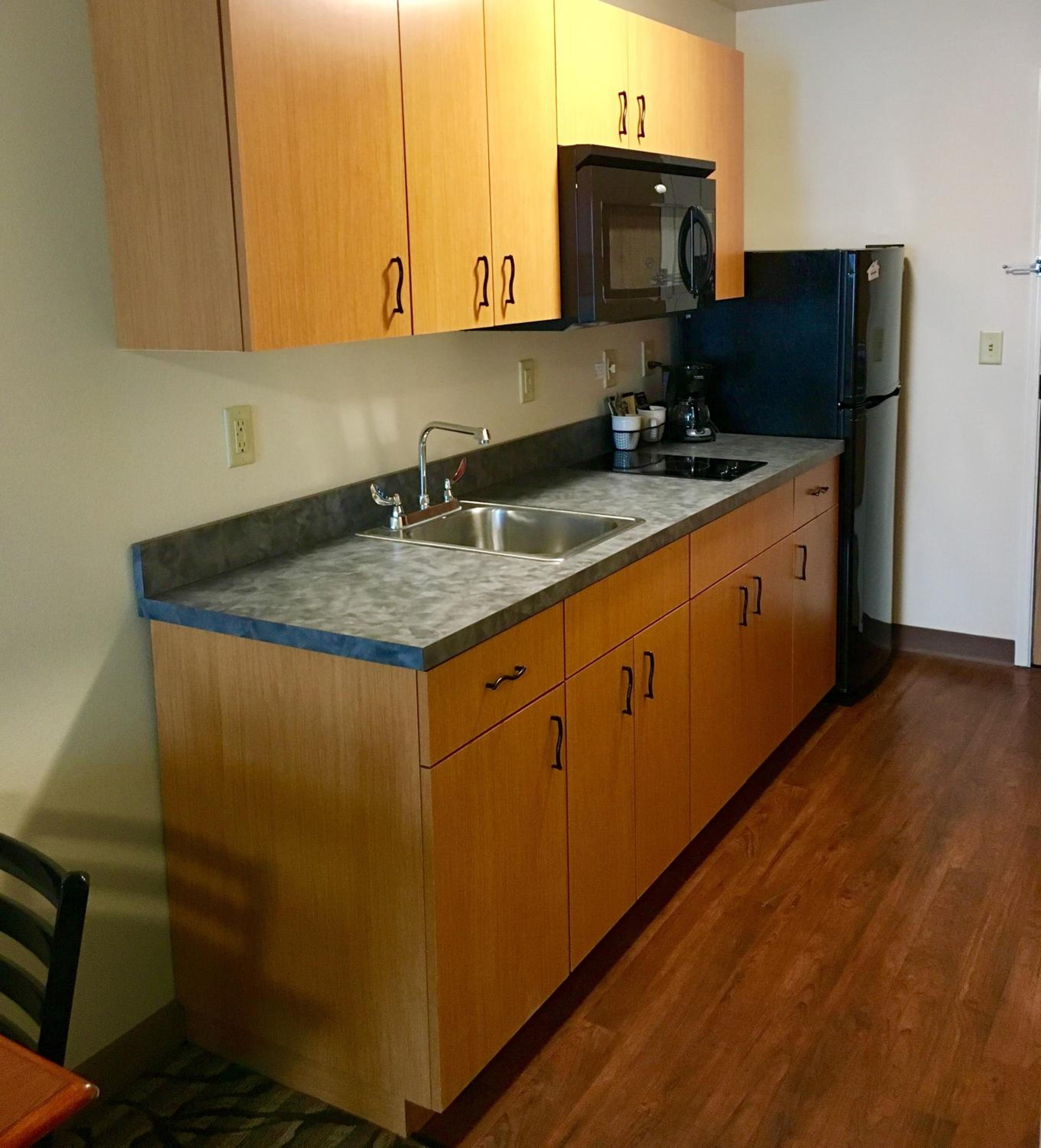 Queen Room with Kitchenette photo 2