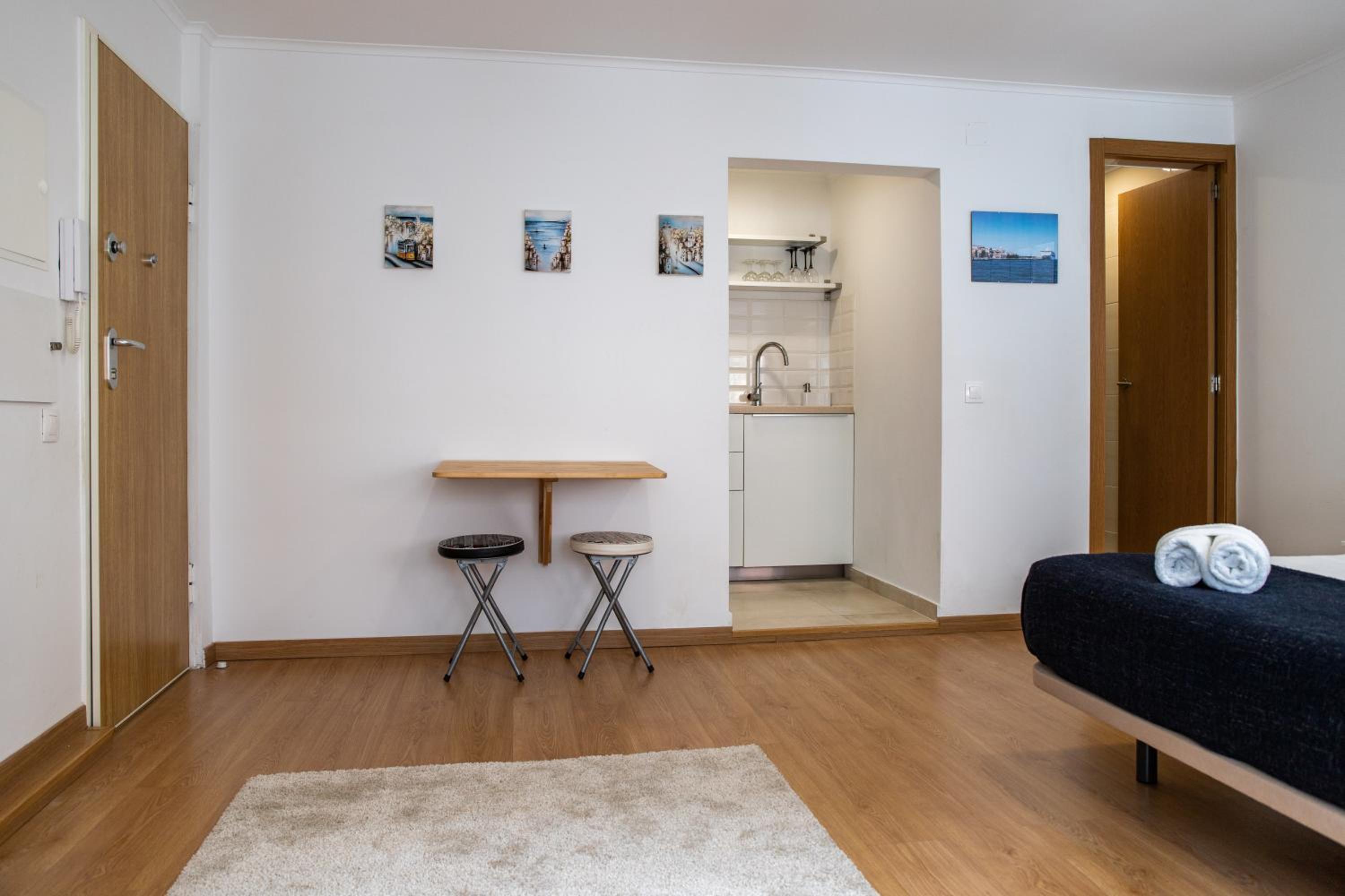 One-Bedroom Apartment - Photo 7