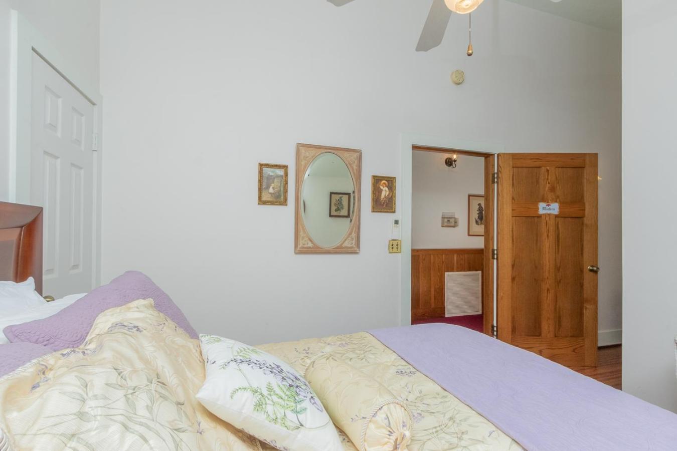 Queen Room photo 2