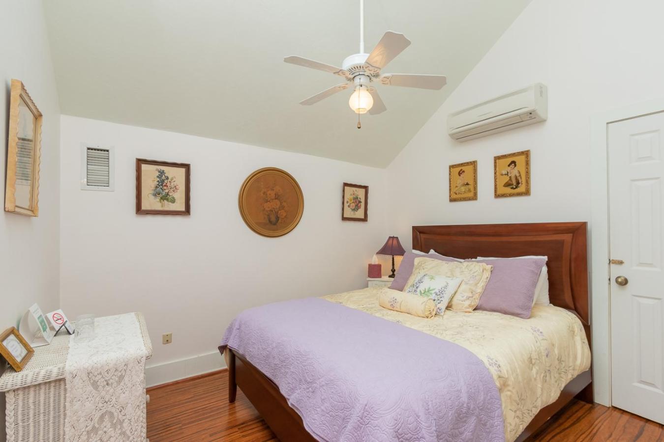Queen Room photo 1