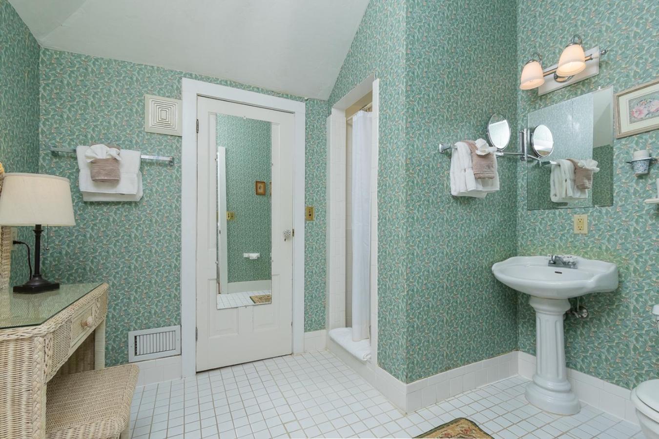 Standard Queen Room photo 3