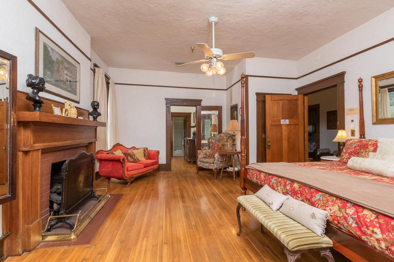 King Suite with Balcony photo 3