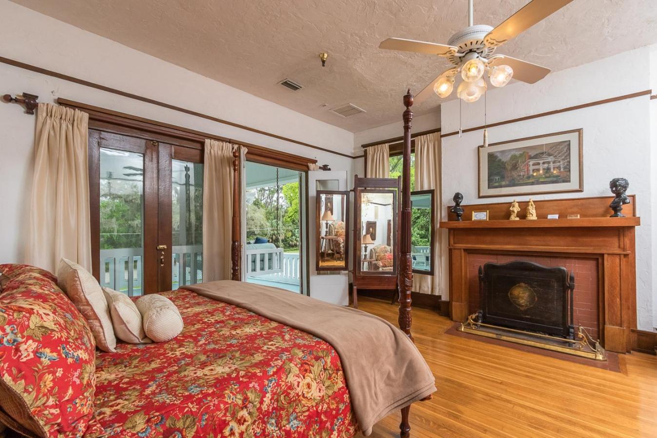 King Suite with Balcony photo 2