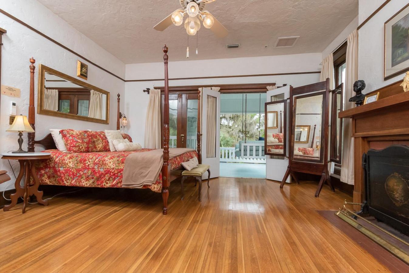 King Suite with Balcony photo 1