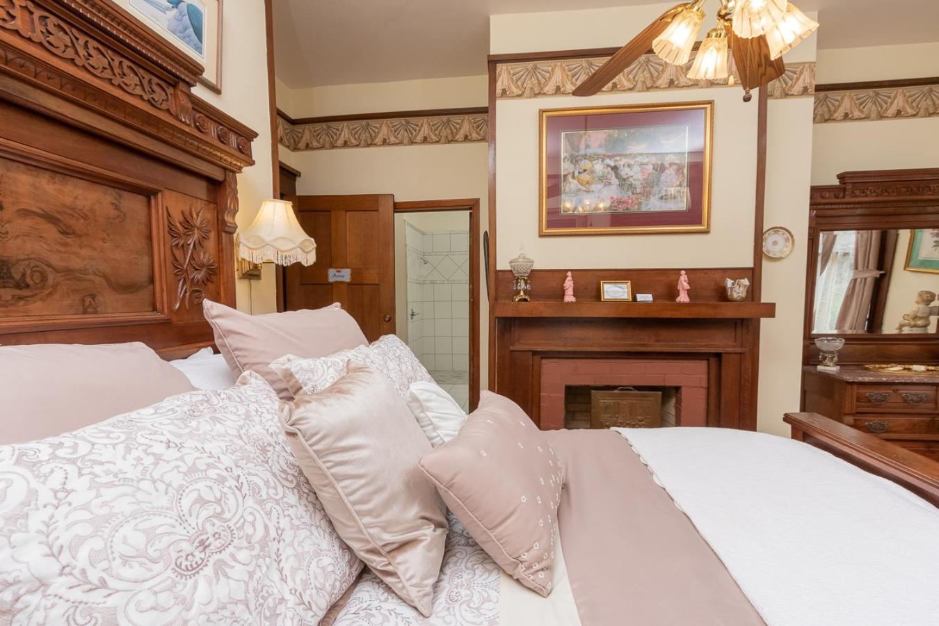 Deluxe Queen Suite photo 3