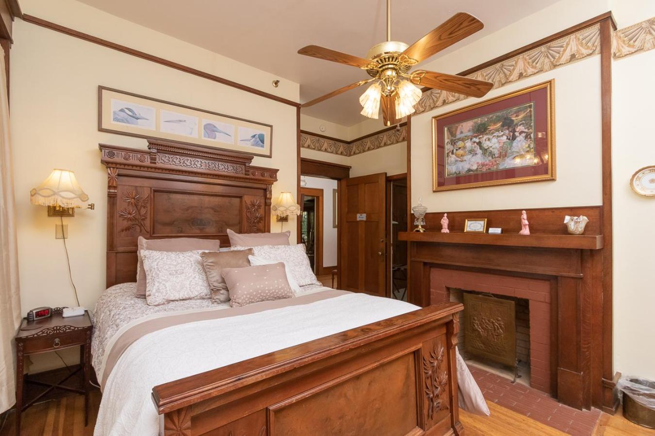 Deluxe Queen Suite photo 1