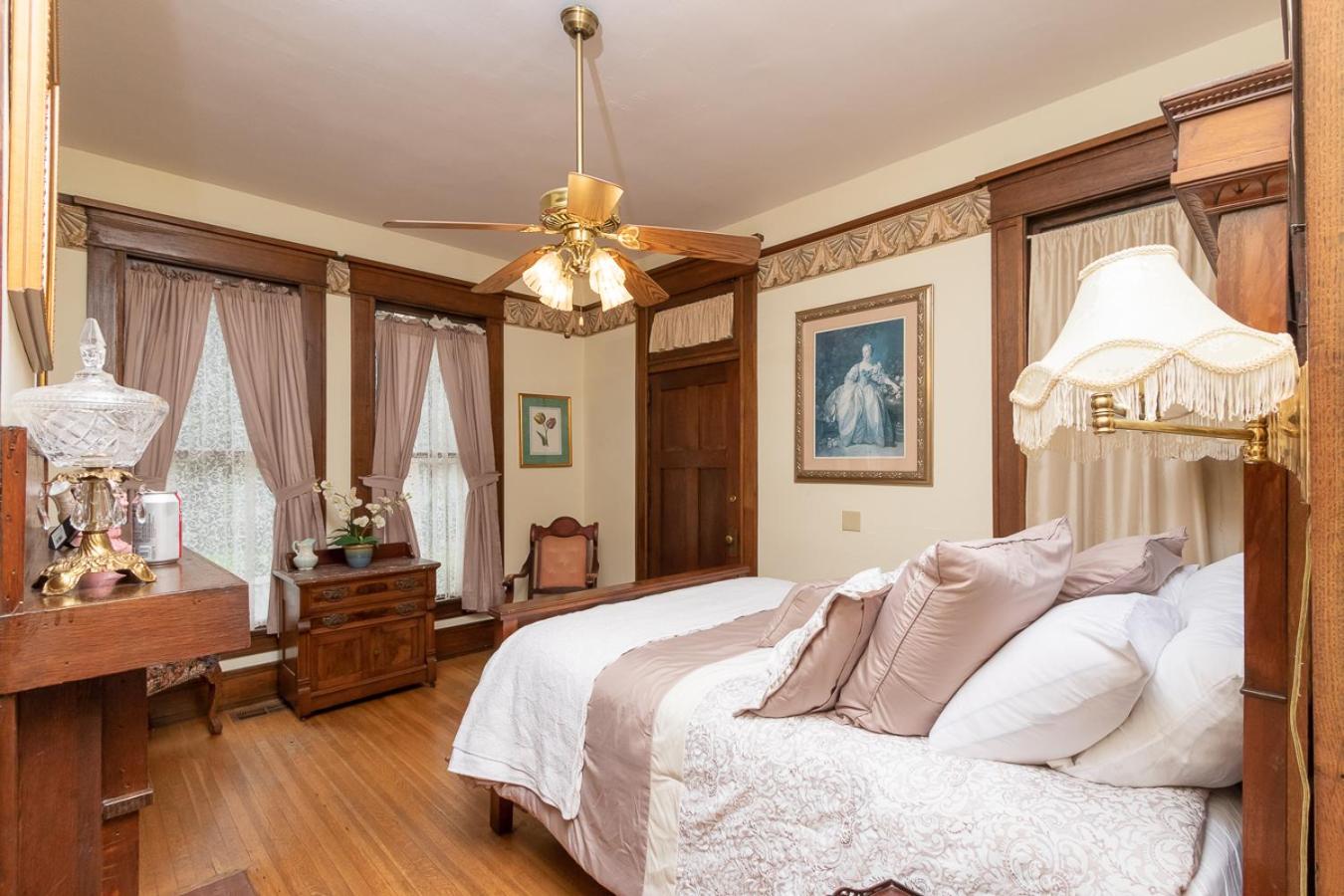 Deluxe Queen Suite photo 2