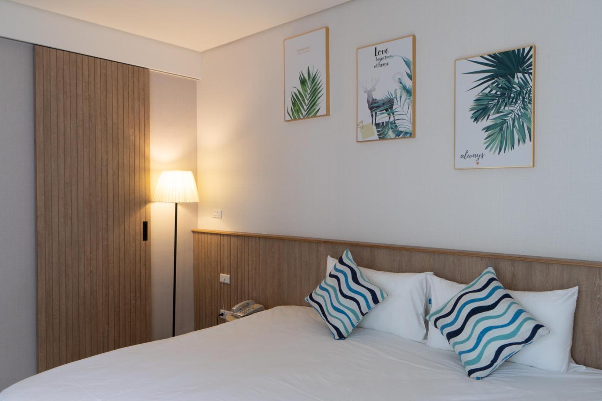 Deluxe King Room - Photo 2