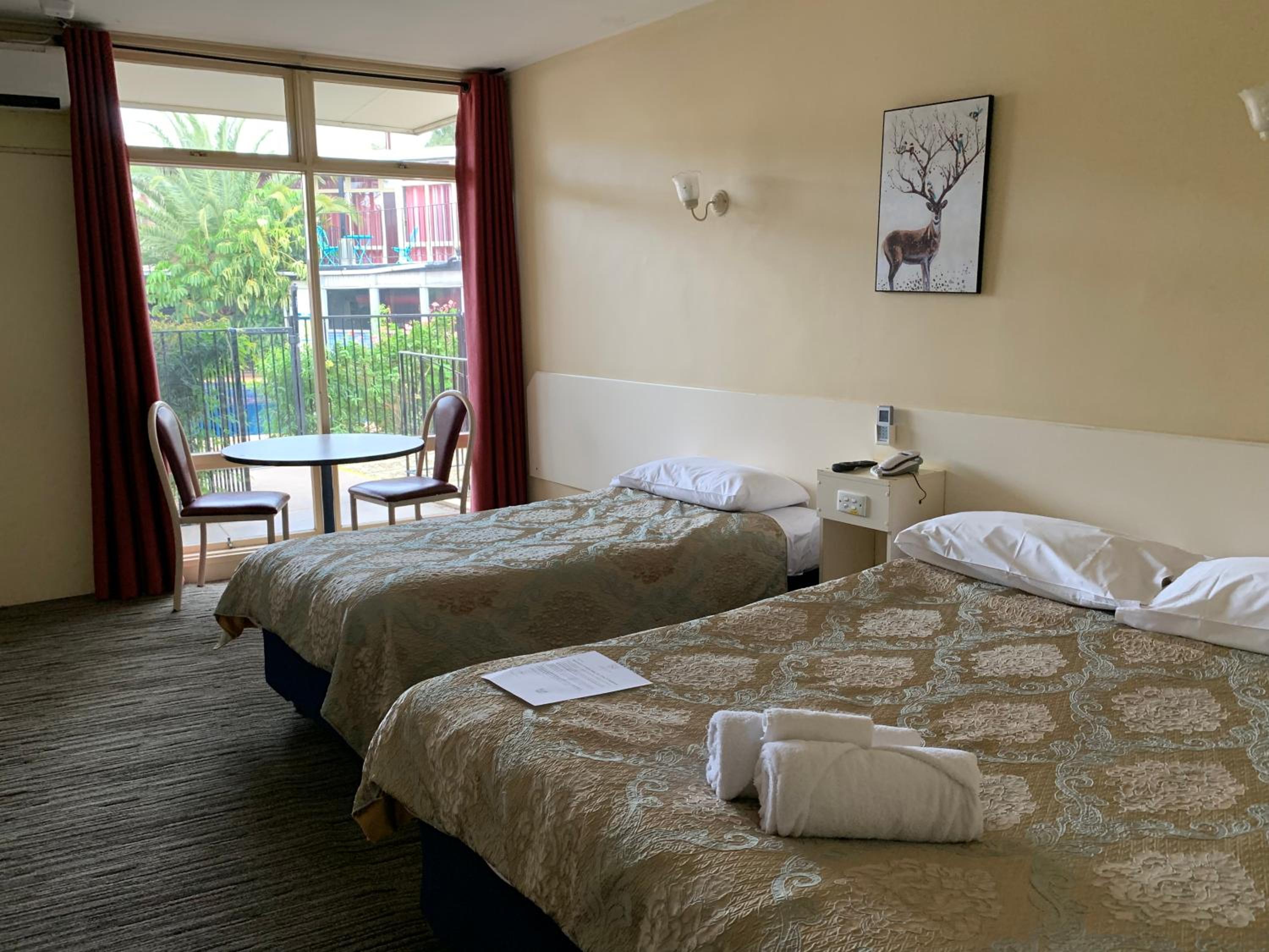 Standard Twin Room - Photo 9