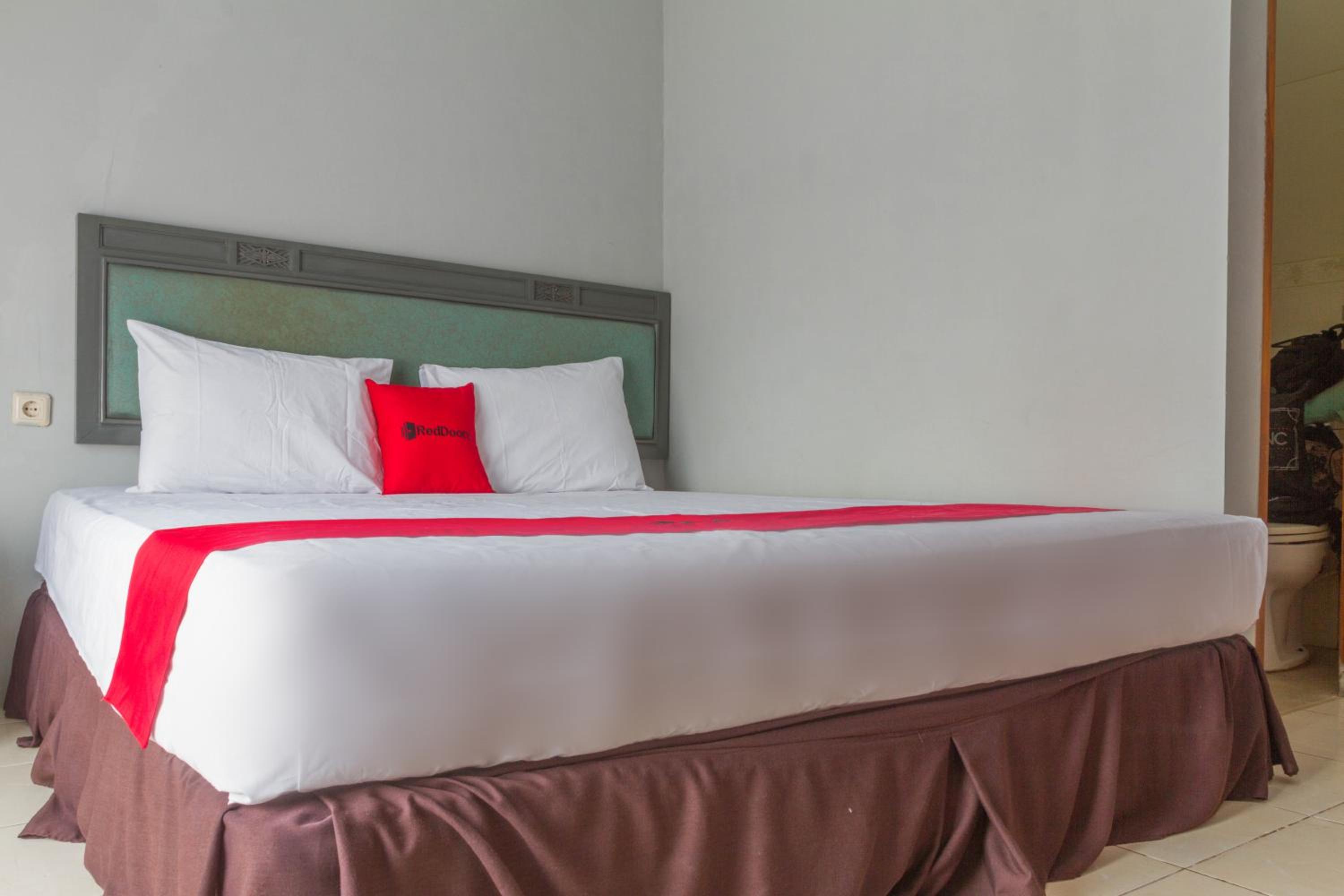 Deluxe Room - Photo 6
